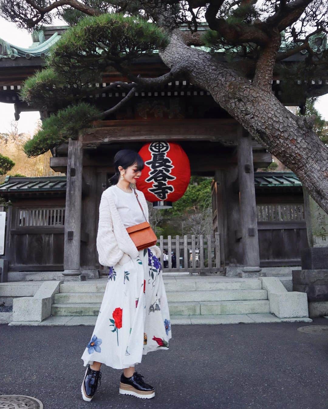 中島奈津希さんのインスタグラム写真 - (中島奈津希Instagram)「⛩💭🏮﻿ ﻿ ﻿ ﻿ ﻿ ﻿ ﻿ お姉(@nakajima_ayano )が﻿ 連れてきてくれた鎌倉 ＂#長谷寺 ＂﻿ ﻿ お寺の中にいる#和み地蔵 を見つけるたび﻿ 心が和みました☺️💭💕💕﻿ 桜が咲くのはもう少し先のようだったので﻿ その頃にまた行きたいなぁ🌸﻿ ﻿ ﻿ ﻿ ﻿ ﻿ そして、﻿ 質問頂いていたこの日のコーデ。﻿ ﻿ Tshirt/#GU ×#ELLE ﻿ skirt/#amerivintage ﻿ cardigan/#fifth ﻿ bag/#yvessaintlaurent ←お姉の👶🏻笑﻿ shoes/#rakuten ﻿ earring/#rimiue ﻿ ﻿ ﻿ ﻿ ﻿ ﻿ ameriのスカートをメインに﻿ 主張し過ぎず着たかったから色は統一させて﻿ スカートの柔らかな素材が際立つように﻿ 重めのボリューム感のあるカーディガンを﻿ 羽織ったよ。﻿ 歩くたび揺れるスカートが﻿ とても上品で﻿ お気に入りのコーデだったので﻿ たくさん質問頂けてとっても嬉しかったです♡﻿ ﻿ 因みに﻿ カーディガンもTシャツもプチプラだし﻿ サンローランのショルダーは﻿ お姉さま(@nakajima_ayano )のをお借りしました🥺👍🏻❤️笑﻿ #姉妹あるある　←﻿ ﻿ ☁️☁️☁️☁️☁️☁️☁️☁️☁️☁️☁️☁️☁️☁️☁️☁️☁️﻿ #kamakura#kamakuratrip#hasetemple ﻿ #鎌倉#鎌倉旅行#鎌倉巡り#鎌倉観光#女子旅　﻿ #コーデ#春コーデ#おなつ旅#おなつコーデ」3月13日 11時05分 - nakajima_natsuki
