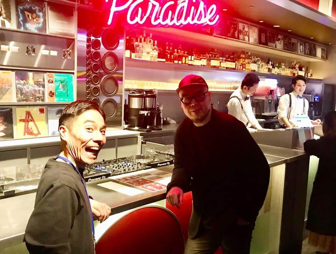 田中知之さんのインスタグラム写真 - (田中知之Instagram)「色んなことにけりがついたら、ここParadice Loungeでこの素晴らしいパノラマの夜景を楽しめるDJパーティを始めたいと考えています。こんなタイミングだからこそ、敢えてその日に向けた第１回目の真面目なミーティングをトランジットの江頭君達と。ちょっと萎えかけていたパーティへの気持ちが蘇りました。乞うご期待。」3月13日 11時16分 - tomoyukitanaka