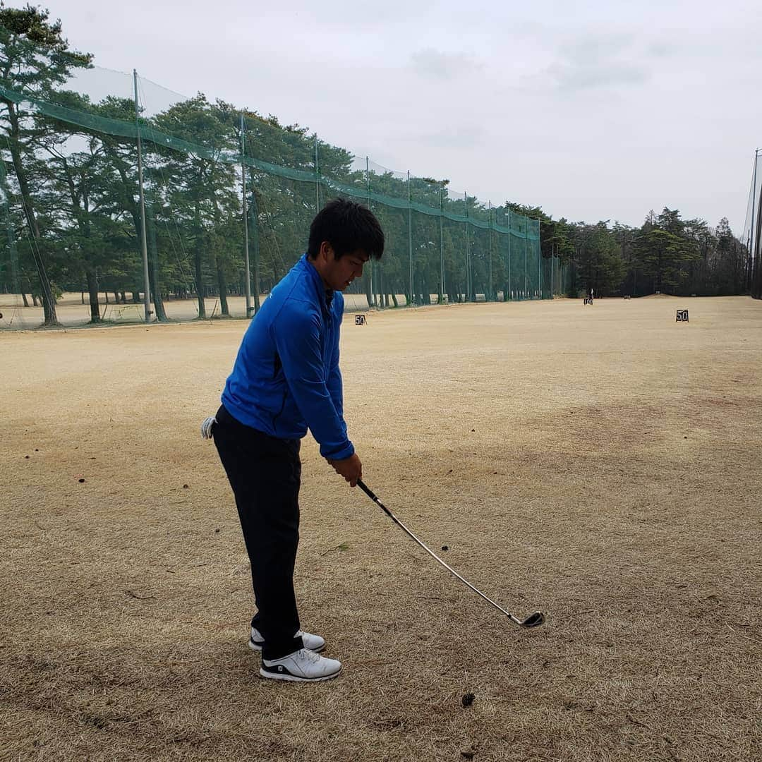 北川祐生さんのインスタグラム写真 - (北川祐生Instagram)「. . 皆さん！ついに！出ましたよ‼️ すごーい⛳やつ‼️ . なんと、、ボールを打てば…上手く…なっちゃう⁉️ 素晴らしい練習器具⛳ . . その名は→『FURELOOP UTERU』 Lynxリンクスさんから出てます🎵 . 名前からして上手くなりそ😊 . これは全てのゴルフプレイヤーの良くあるお悩み😰😫😭 手元が浮いてスウィングプレーンが乱れてしまう💧なんて良くありませんか❓ . しかーし！！ この『FRELOOP UTERU』は なんで？シャフトがカーブしてる👀‼️ . ⬇️⬇️なぜ～？⬇️⬇️ . シャフトの絶妙なカーブによる慣性モーメントが、ボールを打つだけでローテーションや正しいコックの使い方！ 自然に綺麗なスイングへと導いてくれるのです！ . なので！皆様も是非👌 打てばわかる🙆‍♂️ 打たないとわからない🙅‍♂️ . でも思っていたより、難しいかも😳 でも絶対に良くなる‼️練習‼️ . . 株式会社 Lynxリンクス様ありがとうございます。 @Lynx.golf.jp . . Thank You⛳バキューーン🔫 . . #取手国際ゴルフ倶楽部#TKG#元気堂本舗#駿楽#関東サービス株式会社#AVIREX#キャロウェイゴルフ#タイトリスト#FootJoy#フジクラシャフト#IOMIC#HOMMONHAKATA#感謝#長尺パター#北川祐生#北川祐生FANCLUB#練習器具#フレループp#打てる#FURELOOP#FURELOOPUTERU#Lynx#リンクス」3月13日 11時10分 - ykykyuki.k