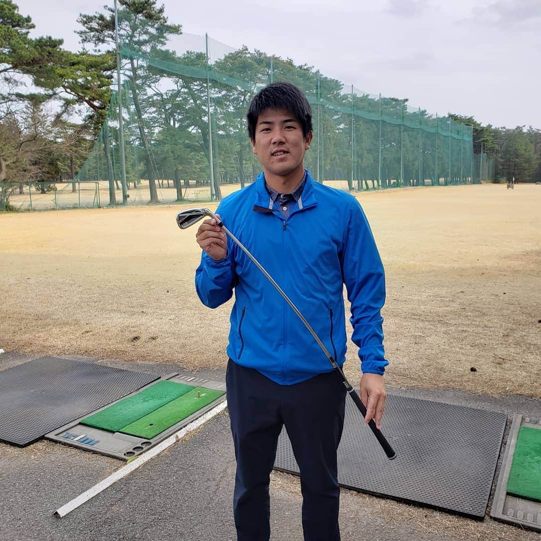 北川祐生さんのインスタグラム写真 - (北川祐生Instagram)「. . 皆さん！ついに！出ましたよ‼️ すごーい⛳やつ‼️ . なんと、、ボールを打てば…上手く…なっちゃう⁉️ 素晴らしい練習器具⛳ . . その名は→『FURELOOP UTERU』 Lynxリンクスさんから出てます🎵 . 名前からして上手くなりそ😊 . これは全てのゴルフプレイヤーの良くあるお悩み😰😫😭 手元が浮いてスウィングプレーンが乱れてしまう💧なんて良くありませんか❓ . しかーし！！ この『FRELOOP UTERU』は なんで？シャフトがカーブしてる👀‼️ . ⬇️⬇️なぜ～？⬇️⬇️ . シャフトの絶妙なカーブによる慣性モーメントが、ボールを打つだけでローテーションや正しいコックの使い方！ 自然に綺麗なスイングへと導いてくれるのです！ . なので！皆様も是非👌 打てばわかる🙆‍♂️ 打たないとわからない🙅‍♂️ . でも思っていたより、難しいかも😳 でも絶対に良くなる‼️練習‼️ . . 株式会社 Lynxリンクス様ありがとうございます。 @Lynx.golf.jp . . Thank You⛳バキューーン🔫 . . #取手国際ゴルフ倶楽部#TKG#元気堂本舗#駿楽#関東サービス株式会社#AVIREX#キャロウェイゴルフ#タイトリスト#FootJoy#フジクラシャフト#IOMIC#HOMMONHAKATA#感謝#長尺パター#北川祐生#北川祐生FANCLUB#練習器具#フレループp#打てる#FURELOOP#FURELOOPUTERU#Lynx#リンクス」3月13日 11時10分 - ykykyuki.k