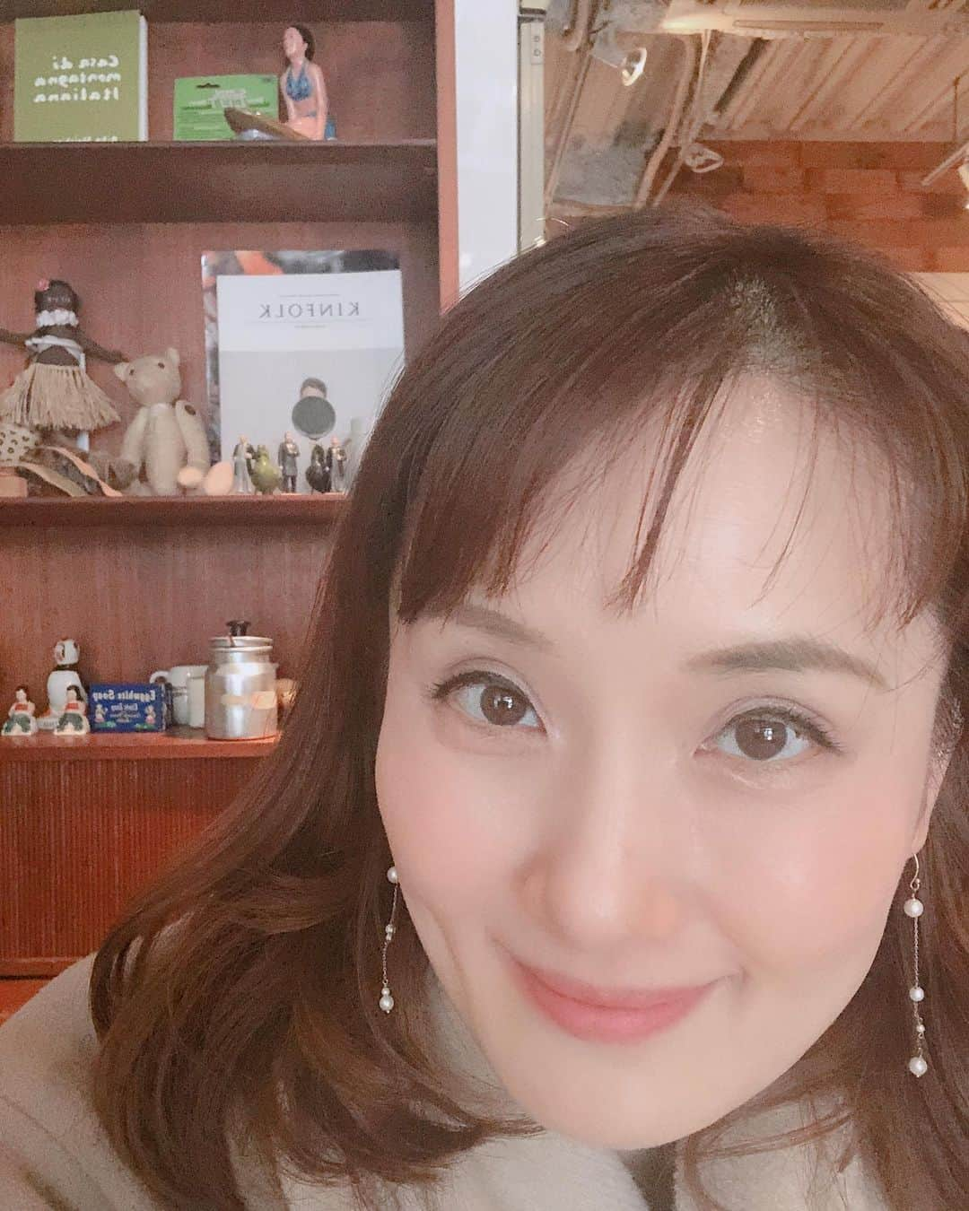 南城ひかりさんのインスタグラム写真 - (南城ひかりInstagram)「ねぇ、どんな風になりたい？ ・ いつも毎日が楽しくって、 ケラケラ笑ってる😆 大らかな部分のわたし。 ・ その部分が育って どんな瞬間も 心からワクワクしてる私。 ・ 以前の…昔の私の心の中は、 クールで冷静な視点。 それがゆえに、 現実と成果と比較ばかりで、 がむしゃらに結果を出そうとしてた。 ・ ↑この時を考えたら、 もうめちゃくちゃ変化してるね🙆‍♀️ ・ それに昨日の珍事件も、 きっとわたしの本性が顔を出したんだ。 ・ なんでも完璧に、素敵に♡ な〜んて求めてたけど、 ぜーんぜん素敵じゃなくて、 不器用で…🤣 ・ 恐らくこれから、 なんて素敵じゃないわたし🤣 がどんどん発掘されるだろう。 ・ でも、 それは以前にそれじゃあダメ！🙅‍♀️😢 と押し込めたわたしかもしれない。 ・ どんなわたしも最高なんだから、 ダメダメなわたしも、 不器用なわたしも、 ぜんぶ掘り出してあげよう。 ・ どんなわたしも、 結局、 素敵で素晴らしいんだから🙆‍♀️✨✨✨ #ダメなわたしも最高♥️ #不器用なわたしも最高❤️ #起きたばかりの顔も最高♥️ #ぜんぶ私を愛していよう✨」3月13日 11時12分 - hikariminashiro