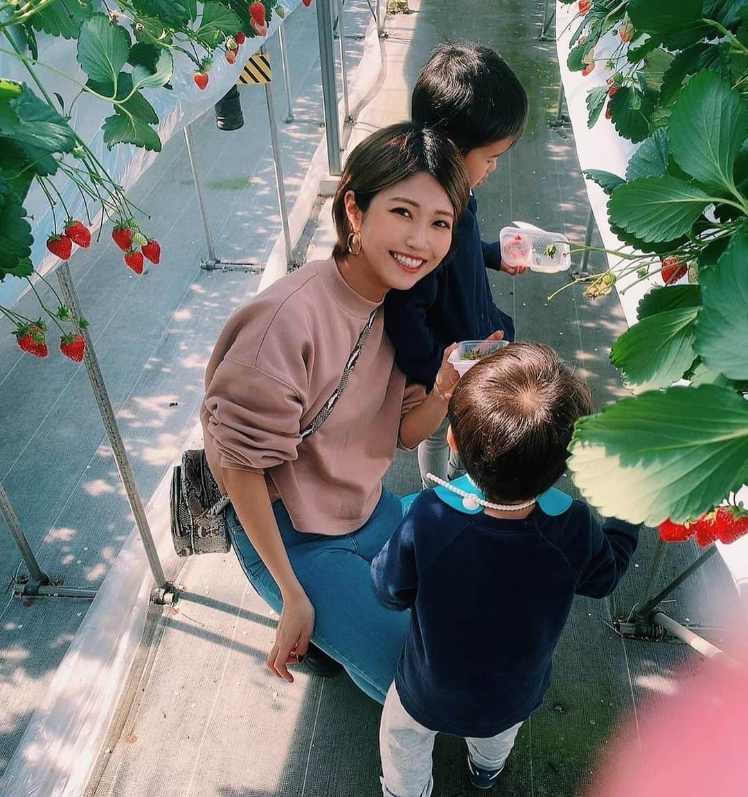 小池真友さんのインスタグラム写真 - (小池真友Instagram)「子供達とじいじ👨🏻‍🦳といちご狩り🍓 コロナの影響で人がほとんどいなくて貸し切り状態でした🙏 最近家と公園を行き来してたからマンネリだった子供達も苺に大興奮だった🤣 次男は苺が本当に大好きで一パック余裕で超えるくらい一人で食べてたww . ちなみに長男は苺嫌いで😂😂 幼稚園が急遽休園になったので長男も一緒に連れて行きましたww 苺見るのは楽しかったみたい😂 私の食べる苺を全部取ってくれてた😂ありがとう😂笑 . . #いちご狩り」3月13日 11時19分 - koikemayu_