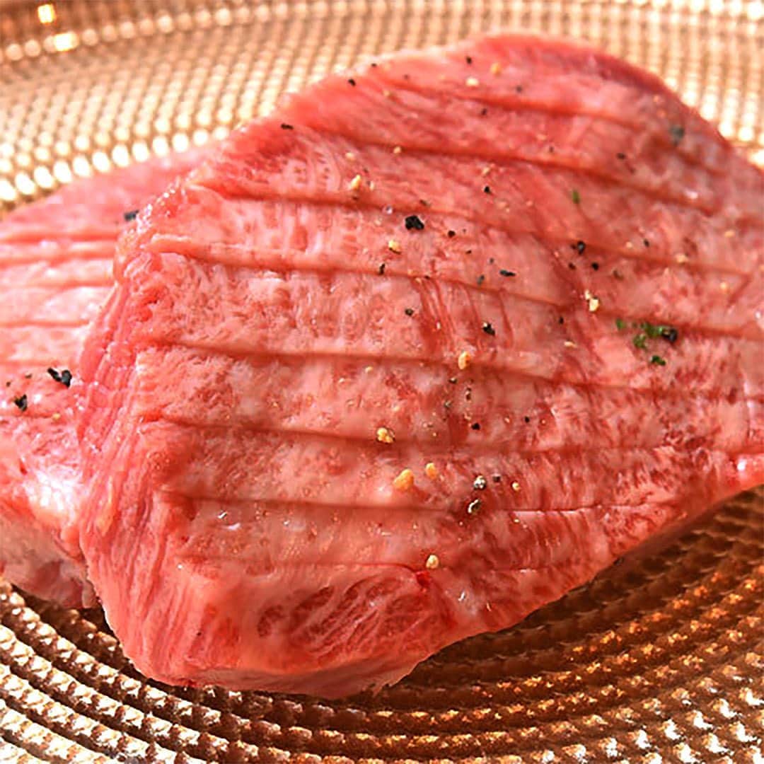 東京カレンダーさんのインスタグラム写真 - (東京カレンダーInstagram)「上質な肉を最高の状態で味わえる今大注目の焼肉の新店！ 2019年12月に誕生した『渋谷焼肉 弱肉強食』。 同店最大の魅力は、上質な肉を最高の状態で味わえる事だ。  A5黒毛和牛雌牛のみを使用しており、オーダーが入ってから1枚1枚カット。 またカットの仕方も当日仕入れた肉の状態を見極め、最高の切り方や厚みで供されるのだ。 . 「焼肉が食べたいけど、肉質に妥協は一切したくない！」という肉好きも大満足間違いなし。 . . 写真① 「特選厚切りタン」 黒毛和牛の黒タンを使用しており、 そのタン1本から2～3人前ほどしか取れないという大変貴重な部位だ。 だからこそ厚切りあっても、簡単に噛み切れてしまうほど柔らかくジューシー。 . ぜひ、この至極の食感を堪能してみて欲しい。 . . 写真② 「上タン」 . . 写真③ 「タン先」 . . 写真④ 「特選厚切りタン」 中火で両面を焼き上げ、タンの表面に脂が浮かび上がり、肉汁が落ちる一歩手前が食べ頃。  ステーキで言えば、 ミディアムレアほどの焼き加減が一番美味しく味わえるので、ぜひ試してみて欲しい。 . . 写真⑤  美しい刺しの入った極上のシャトーブリアン . . 写真⑥ 「シャトーブリアンサンド」 シャトーブリアンが焼き上がったところで、一度厨房へ運び「シャトーブリアンサンド」に仕上げ、再びテーブルへ。 レアに焼き上げられたシャトーブリアンは、 とろけるような食感で、 こんがり焼き上げたれたトーストの香ばしさが肉の美味しさを引き立ててくれている。 . . ー続きは東カレwebまたはアプリにてー ▶︎『　東京カレンダー　#渋谷焼肉弱肉強食　』で検索！ . . 【今回ご紹介したレストラン情報】 店名▷渋谷焼肉 弱肉強食 エリア▷#渋谷 #渋谷区  電話▷03-5784-3329 ※お問い合わせの際は「""""東京カレンダーインスタ""""を見た」とお伝えいただければ幸いです。 住所▷渋谷区道玄坂 1-17-7 渋谷くすのきビル 3F・4F . . #渋谷焼肉 #弱肉強食#東京カレンダー #東カレ #tokyocalendar #東京グルメ #日本グルメ #日本美食 #東京美食 #ディナーデート #ステーキ#和牛#wagyu#wagyubeef#shibuyafood#渋谷グルメ#渋谷焼肉#肉料理#肉食女子#東京焼肉」3月13日 11時19分 - tokyocalendar