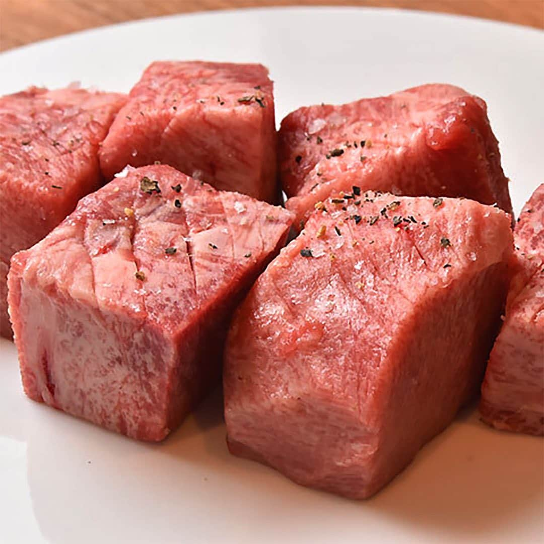 東京カレンダーさんのインスタグラム写真 - (東京カレンダーInstagram)「上質な肉を最高の状態で味わえる今大注目の焼肉の新店！ 2019年12月に誕生した『渋谷焼肉 弱肉強食』。 同店最大の魅力は、上質な肉を最高の状態で味わえる事だ。  A5黒毛和牛雌牛のみを使用しており、オーダーが入ってから1枚1枚カット。 またカットの仕方も当日仕入れた肉の状態を見極め、最高の切り方や厚みで供されるのだ。 . 「焼肉が食べたいけど、肉質に妥協は一切したくない！」という肉好きも大満足間違いなし。 . . 写真① 「特選厚切りタン」 黒毛和牛の黒タンを使用しており、 そのタン1本から2～3人前ほどしか取れないという大変貴重な部位だ。 だからこそ厚切りあっても、簡単に噛み切れてしまうほど柔らかくジューシー。 . ぜひ、この至極の食感を堪能してみて欲しい。 . . 写真② 「上タン」 . . 写真③ 「タン先」 . . 写真④ 「特選厚切りタン」 中火で両面を焼き上げ、タンの表面に脂が浮かび上がり、肉汁が落ちる一歩手前が食べ頃。  ステーキで言えば、 ミディアムレアほどの焼き加減が一番美味しく味わえるので、ぜひ試してみて欲しい。 . . 写真⑤  美しい刺しの入った極上のシャトーブリアン . . 写真⑥ 「シャトーブリアンサンド」 シャトーブリアンが焼き上がったところで、一度厨房へ運び「シャトーブリアンサンド」に仕上げ、再びテーブルへ。 レアに焼き上げられたシャトーブリアンは、 とろけるような食感で、 こんがり焼き上げたれたトーストの香ばしさが肉の美味しさを引き立ててくれている。 . . ー続きは東カレwebまたはアプリにてー ▶︎『　東京カレンダー　#渋谷焼肉弱肉強食　』で検索！ . . 【今回ご紹介したレストラン情報】 店名▷渋谷焼肉 弱肉強食 エリア▷#渋谷 #渋谷区  電話▷03-5784-3329 ※お問い合わせの際は「""""東京カレンダーインスタ""""を見た」とお伝えいただければ幸いです。 住所▷渋谷区道玄坂 1-17-7 渋谷くすのきビル 3F・4F . . #渋谷焼肉 #弱肉強食#東京カレンダー #東カレ #tokyocalendar #東京グルメ #日本グルメ #日本美食 #東京美食 #ディナーデート #ステーキ#和牛#wagyu#wagyubeef#shibuyafood#渋谷グルメ#渋谷焼肉#肉料理#肉食女子#東京焼肉」3月13日 11時19分 - tokyocalendar