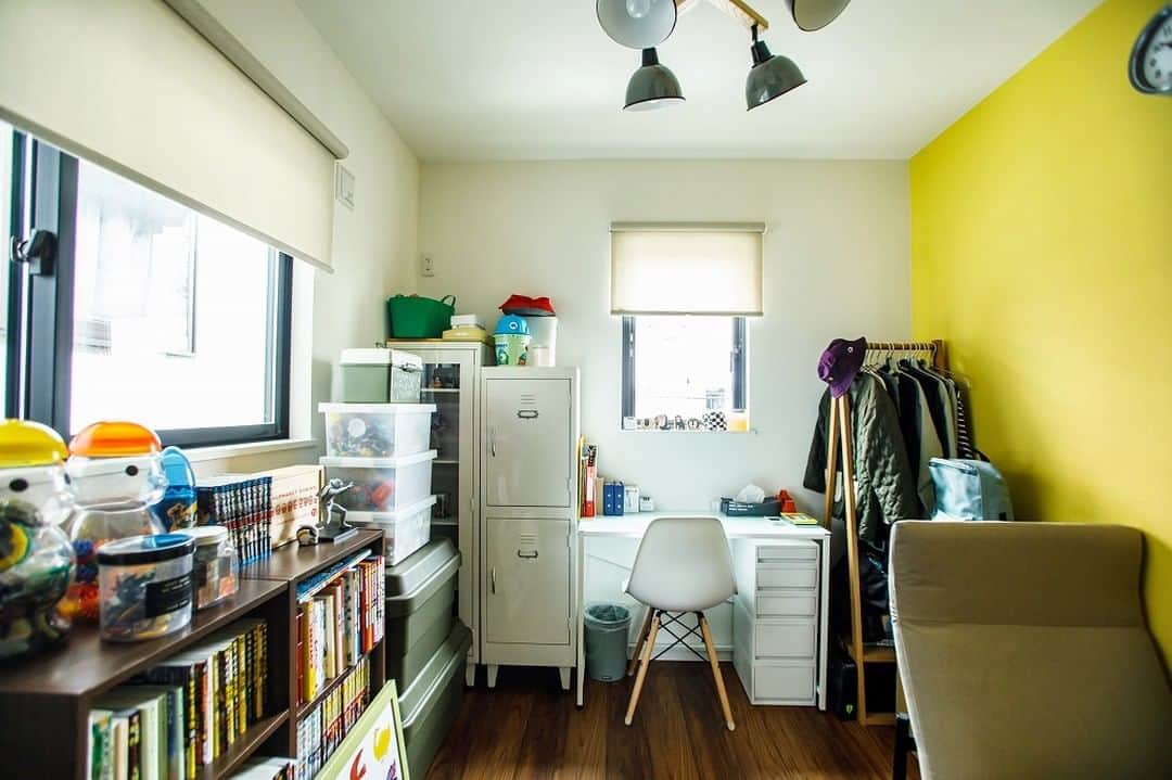 suzukuri さんのインスタグラム写真 - (suzukuri Instagram)「【施工事例：広島県U様】⁠ こちらは、GO OUTの家”Livin’ BASE”にお住まいのU様の子供部屋です。⁠ ･⁠ 小学4年生のお子様が、楽しく過ごせるように壁を黄色に。その反面、収納などはポップすぎないように落ち着いた色味にしたそうです。⁠ ･⁠ こんな鮮やかな色の部屋で過ごせば、毎日が明るく楽しく過ごせそうですね。⁠ ･⁠ ▶GO OUTがつくる家は基地のような家。⁠ Livin' BASEの詳細・資料請求はプロフィールリンクから。⁠ →@suzukuri.official⁠ ･⁠ ･⁠ #goout⁣ #livinbase #リヴィンベース⁣ #基地⁣ #base⁣ #魅せる収納⁣ #インダストリアルテイスト #ヴィンテージテイスト⁣ #男前インテリア⁣ #暮らしのアイデア⁣ #暮らしを楽しむ⁣ #新モデル #企画住宅 #規格住宅 #家づくり #マイホーム #マイホーム計画中 #新築 #一戸建て #住宅 #住まい #暮らし #ライフスタイル #間取り #suzukuri #子供部屋インテリア #子ども部屋」3月13日 11時30分 - suzukuri.official
