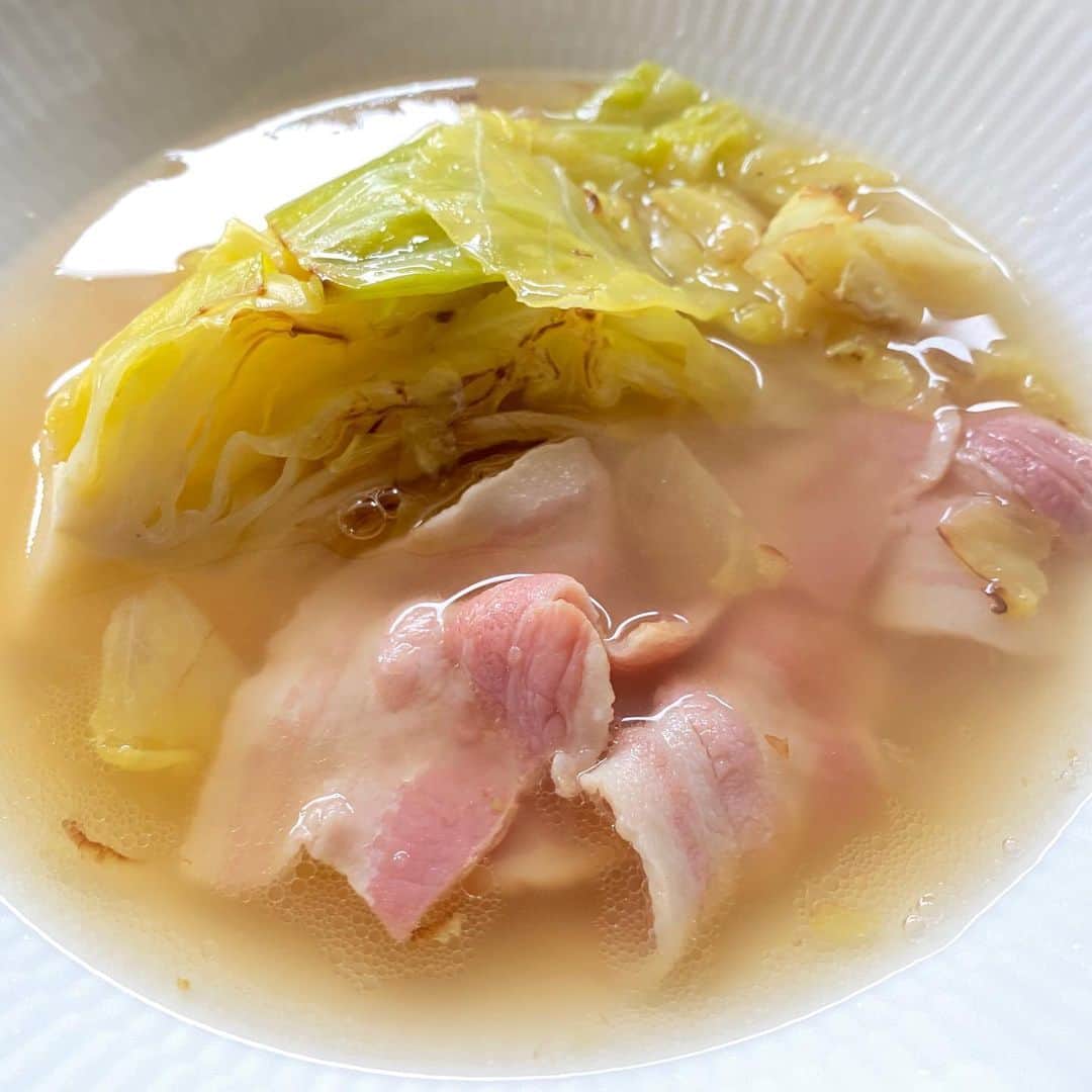 野間美由紀のインスタグラム：「‪有賀薫さんの「焦しキャベツのごちそうスープ」作りました。優しい味で美味しいです。キャベツ好きには堪りません！https://cakes.mu/posts/20510今、レシピがドーンと無料公開中なんですね。他のも作りたいと思います。（レシピの新刊も買うつもり）https://cakes.mu/series/3722‬」
