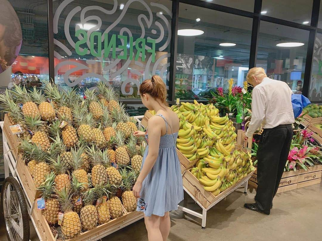 甲田友莉子さんのインスタグラム写真 - (甲田友莉子Instagram)「ハワイのスーパー🛒 海外のスーパーってすごくワクワクしますよね！！！ ハワイはパイナップルが有名なので こんな感じで置いてありました！！ あと、バナナも100円以下でビックリ！！ . #hawaii  #supermarket  #instagood」3月13日 11時43分 - k_yuririn_k