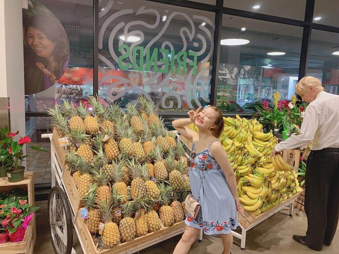 甲田友莉子のインスタグラム：「ハワイのスーパー🛒 海外のスーパーってすごくワクワクしますよね！！！ ハワイはパイナップルが有名なので こんな感じで置いてありました！！ あと、バナナも100円以下でビックリ！！ . #hawaii  #supermarket  #instagood」