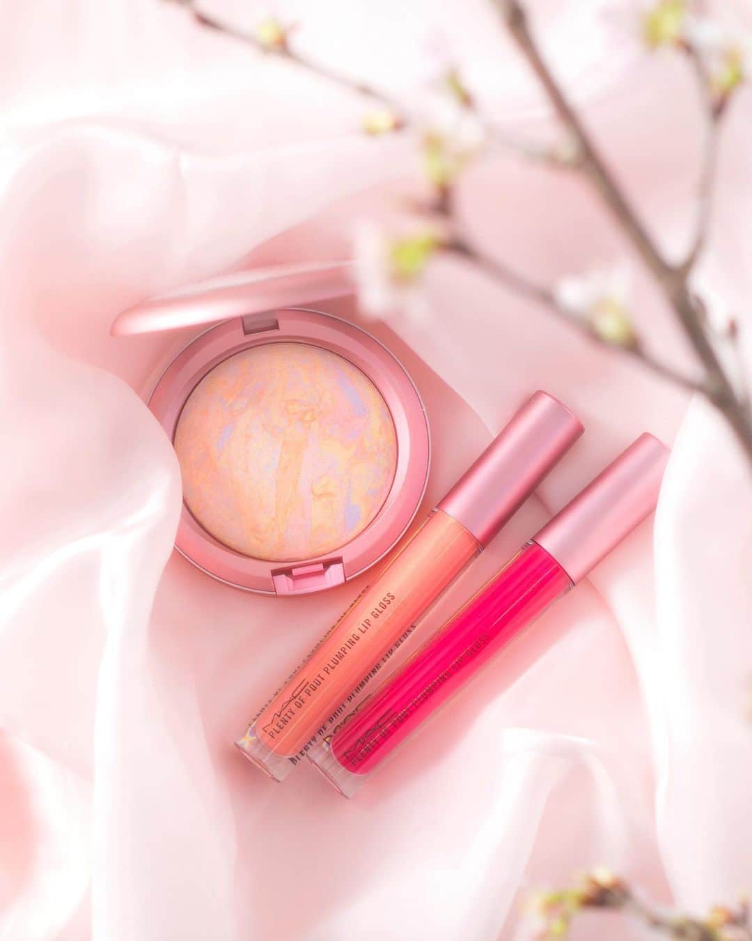 M∙A∙C Cosmetics Japanのインスタグラム：「ㅤ グロスやハイライトで簡単ルミナスメイクへ✨ ソフトでロマンティックな春のトレンドメイクを存分に楽しんで🌸 ㅤ ↓↓掲載製品↓↓(左から) M・A・C ミネラライズ スキンフィニッシュ　[ライトスカペード] プレンティ オブ パウト プランピング リップグロス [エフェメラル ネイチャー] プレンティ オブ パウト プランピング リップグロス [タッチ オブ レヴァレンス] ㅤ DESIGN: M·A·C ARTIST RINO KASAI @rino416 DAIKI SHIMIZU @macpro_tokyo PHOTO: @takaki_iwata ㅤ ㅤ #MACCosmeticsJapan #MACコスメ #MACCosmetics  #MAC #春メイク #コスメ #メイク #リップ #スプリングメイク #SS20 #桜 #限定コレクション #限定パッケージ #ツヤ肌 #透明感 #ツヤリップ」
