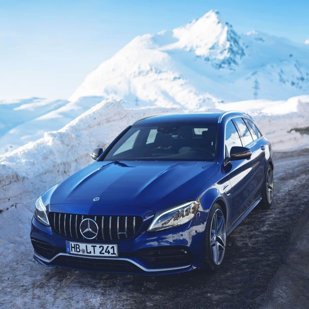 メルセデス・ベンツさんのインスタグラム写真 - (メルセデス・ベンツInstagram)「[Kraftstoffverbrauch kombiniert: 10 l/100 km | CO₂-Emissionen kombiniert: 228 g/km | mb4.me/DAT-Leitfaden | Mercedes-AMG C 63 T-Modell]  Mercedes-AMG brilliant blue meets snow white. The Mercedes-AMG C 63 T-Modell - sporty esthetics par excellence.  #MercedesAMG #C63 #CarsOfInstagram #InstaCar #MBCar 📸 @ranier_fernandez_photography for #mbsocialcar」3月13日 12時00分 - mercedesbenz
