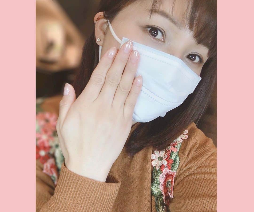 新田恵海さんのインスタグラム写真 - (新田恵海Instagram)「Spring nails💅💕 ローズゴールドのミラーグラデーションで、シンプルつややかにしました✨  石鹸とアルコール除菌で、手が乾燥気味。。 しっかり手洗いして、しっかり保湿！ですね🤗  #springnails」3月13日 12時00分 - tnstagram1210