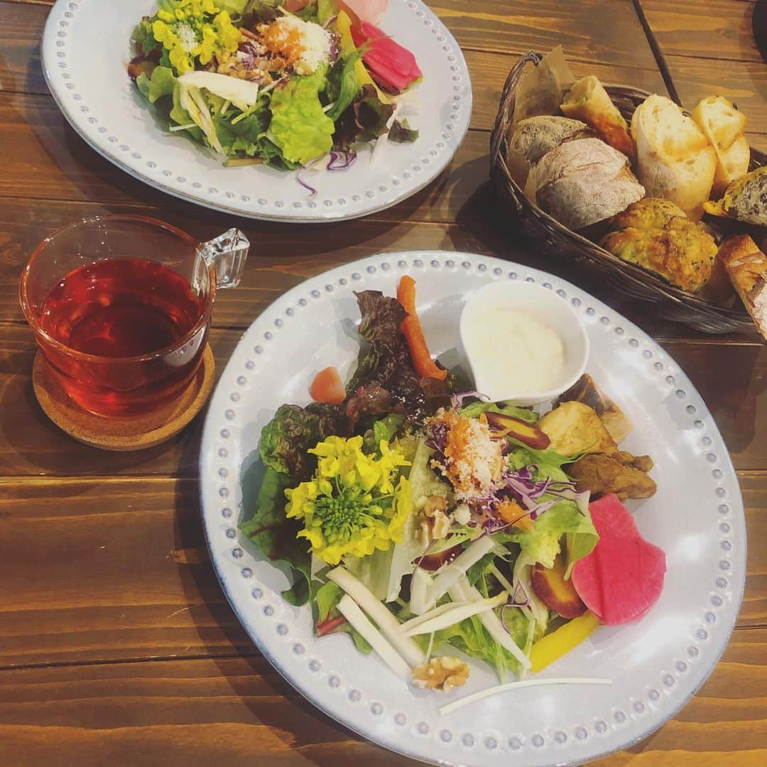 木下ひなこさんのインスタグラム写真 - (木下ひなこInstagram)「🥗 . . バランスよく食べて 体力・免疫力UP期間っ🙂 . . #サラダ #野菜 #パン食べ放題  #ドライブ #過去pic  #ランチ #日常 #salad #🥗 #」3月13日 11時55分 - hinako_0525