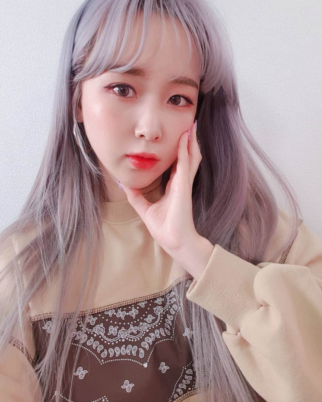 ウェイ のインスタグラム：「오늘은 끄묘일!!!! 다들 힘내요💚」