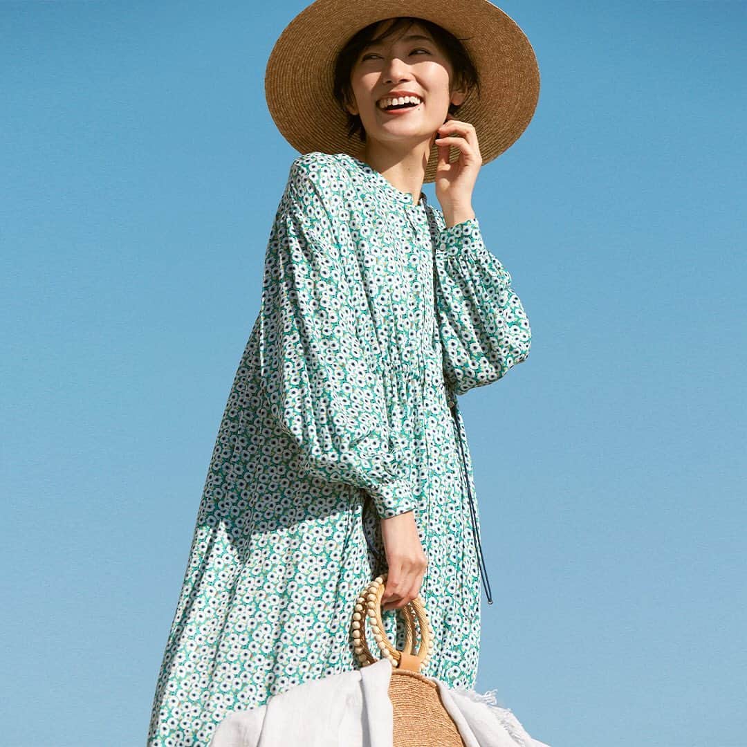 ルミネ公式のインスタグラム：「【−人気スタイリストが選ぶ−2020春のおすすめワンピース】 . 〜リゾートSTYLE〜 . 今季、リゾートで大活躍しそうな1枚を選ぶなら、ふわっと広がるAラインタイプが断然おすすめ。 リネン素材のストールや、ハットをあわせてリゾート気分を盛り上げて。 . #ワンピース ¥33,000(税込) #TOMORROWLAND . #lumine #ルミネ https://i.lumine.jp/contents/onepiece_spring ※商品の価格や取り扱い状況は撮影時点のもので、変更になることがあります。」