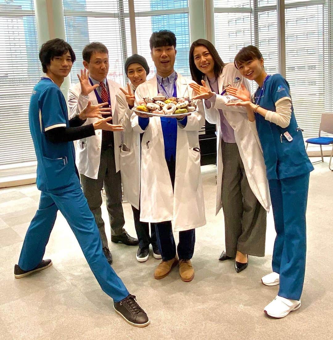 【公式】木１０『アライブ　がん専門医のカルテ』のインスタグラム：「先日の藤井隆さんの誕生日お祝い🎉 腫瘍内科の皆さんと薫先生でお祝いできました😄 どうぶつドーナツ気に入ってもらえたようで良かったです❗️✨ #アライブ #松下奈緒 #木村佳乃 #清原翔 #岡崎紗絵 #木下ほうか #藤井隆 #ハッピーバースデー🎂 #どうぶつドーナツ🍩 #木10 #フジテレビ」
