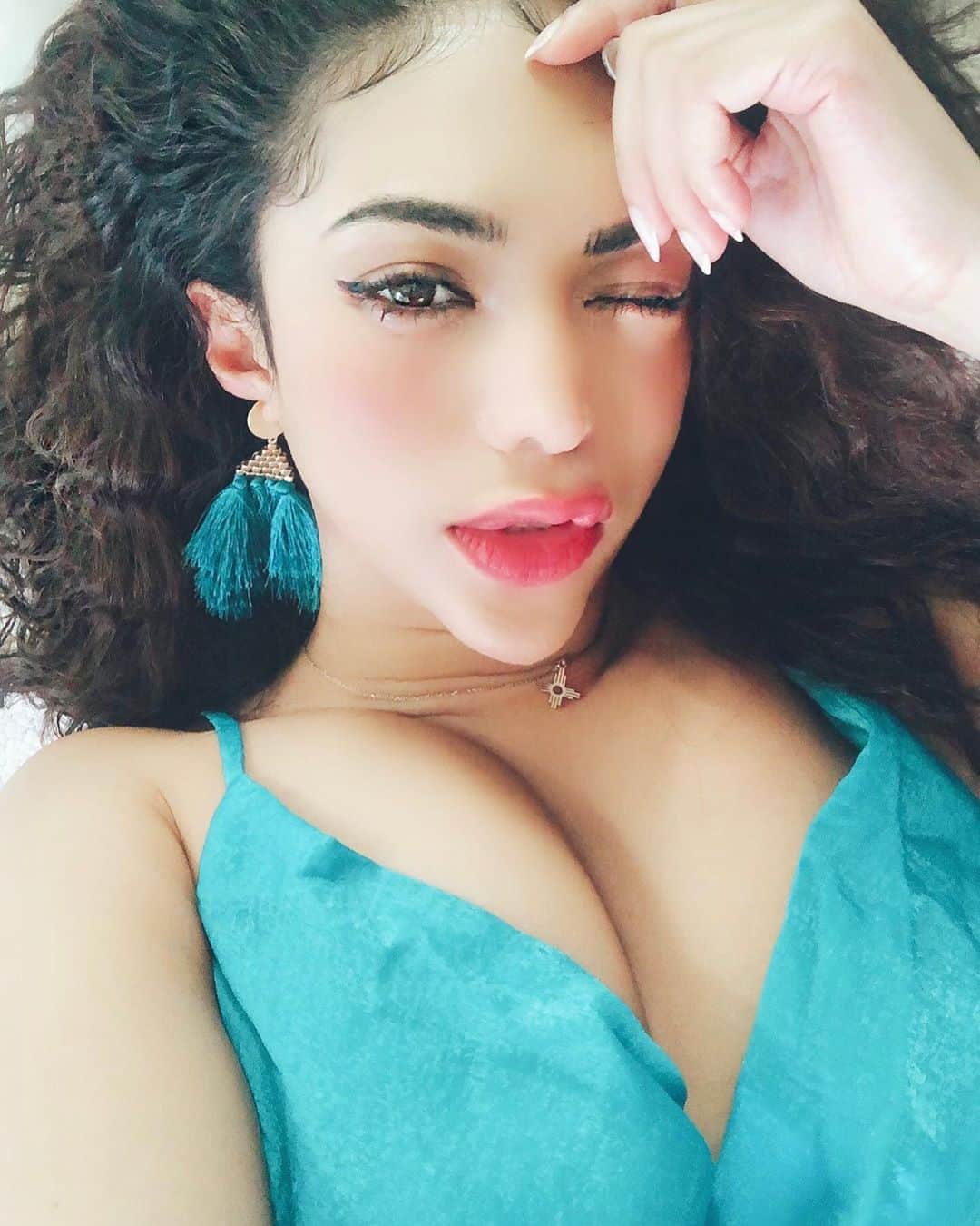 ユリサのインスタグラム：「やっぱりブルーが好きな今日この頃🐳 最近の投稿ブルーしか着てない👗 #bule #💙」