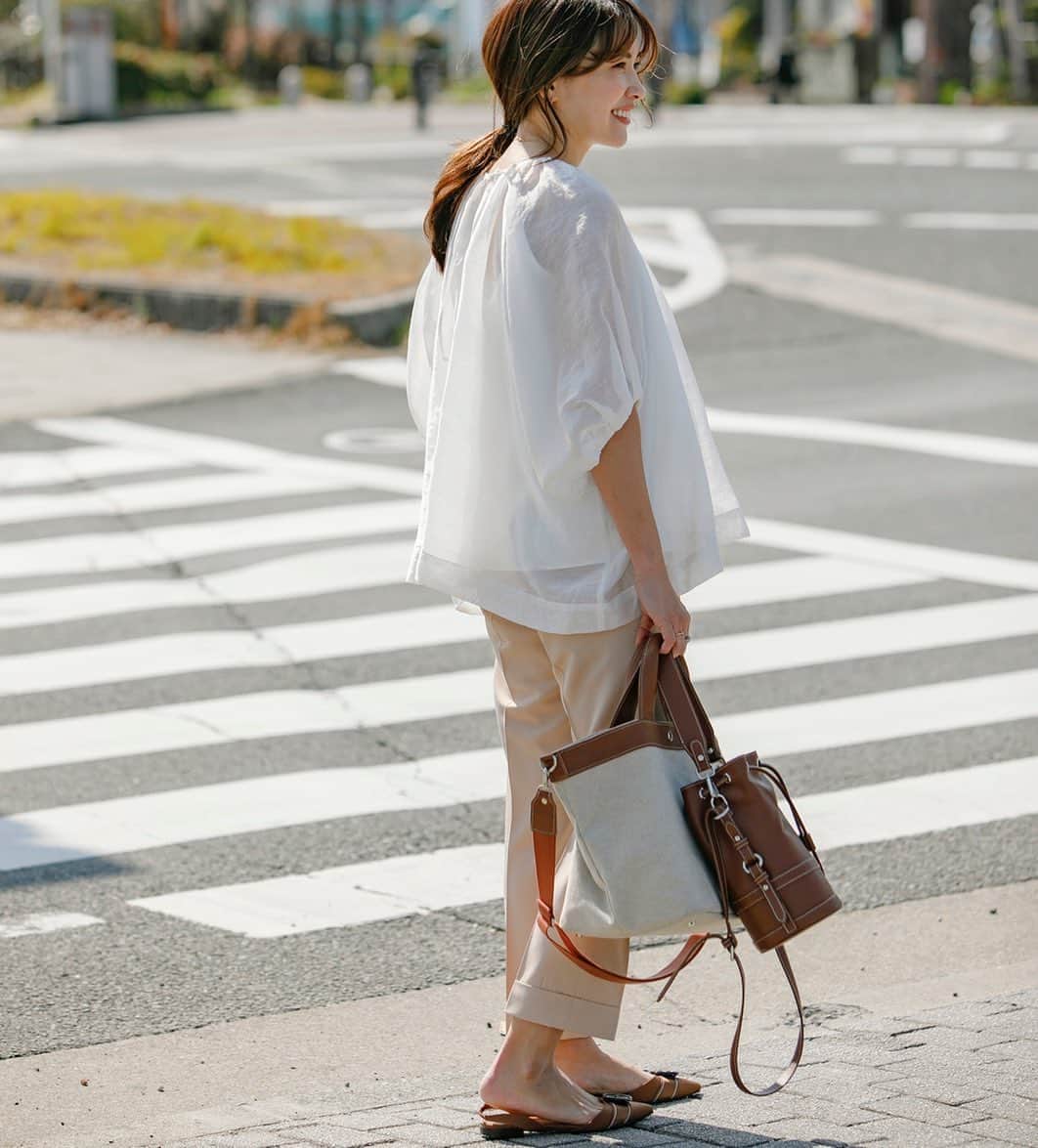 のインスタグラム：「LUCUA1100 popupshop!!🕊 .  3/25〜31 ✔︎レザーbag(white、beige、brown) ✔︎トートバッグ ✔︎メタルパンプス ✔︎ドットパンプス ✔︎ギンガムバックルパンプス  を出品致します。  シューズはオーダーではなくその場でお持ち帰り頂けます。 . 皆さまのご来店をお待ちしております😌 . #popupshop#ルクアイーレ#lucua1100#ohga」