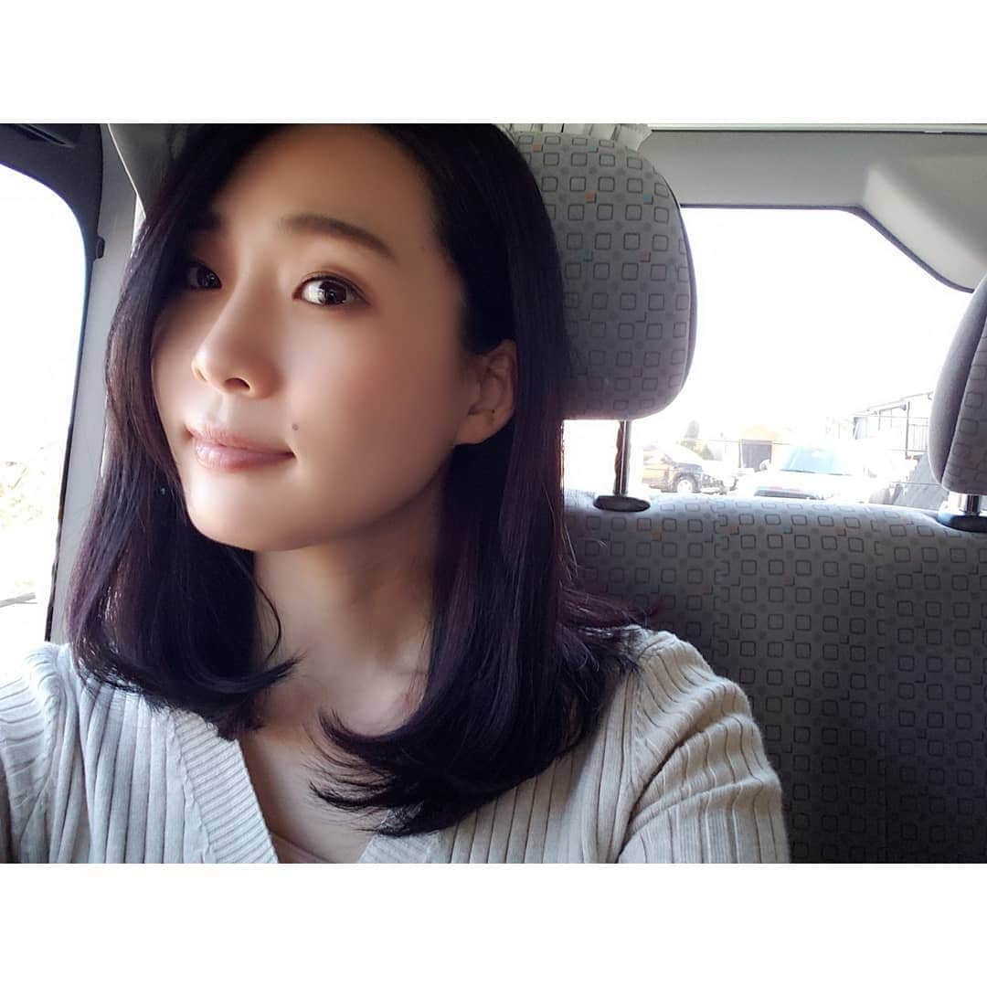 本田珠規のインスタグラム：「今回の撮影では、 ナチュラルメイクだけど、 アイラインはしっかりでした♪ . 黒髪が自分でも馴染んできた♡ . . . #黒髪 #blackhairstyles  #ナチュラルメイク #makeup  #撮影 #本田珠規」
