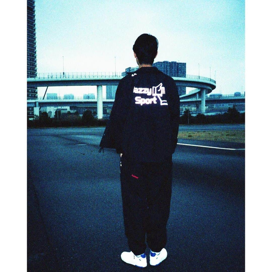 BEAMS MENさんのインスタグラム写真 - (BEAMS MENInstagram)「・ JAZZY SPORT POP UP SHOP at BEAMS MEN SHIBUYA 3.20(Fri)-3.29(Sun) ・ 「リアルミュージックとスポーツの融合」というコンセプトのもと東京、盛岡、京都に構えるレコードショップを拠点にレーベル兼プロダクションとして活動するクリエイティブ集団<JAZZY SPORT>のポップアップショップをBEAMS MEN SHIBUYA 1Fにて‪3/20(金)‬より開催致します。 ・ <JAZZY SPORT>と繋がりのあるアーティスト「NEHANBROWN」「OGWDSGN」の別注Tシャツの他、デンマークのスポーツブランド<hummel>とのBEAMS T エクスクルーシブラインとなる限定アイテムを発売致します。 いずれもPOP UP期間内はBEAMS MEN SHIBUYAのみでの発売となります。 この機会をお見逃しなく。 ・ @beams_t @beams_men_shibuya @jazzysport.tokyo @hummel_japan @die_jazzysport @nehanbrown @ogwdsgn ・ #beamst #jazzysport #hummel」3月13日 12時07分 - beams_mens_casual