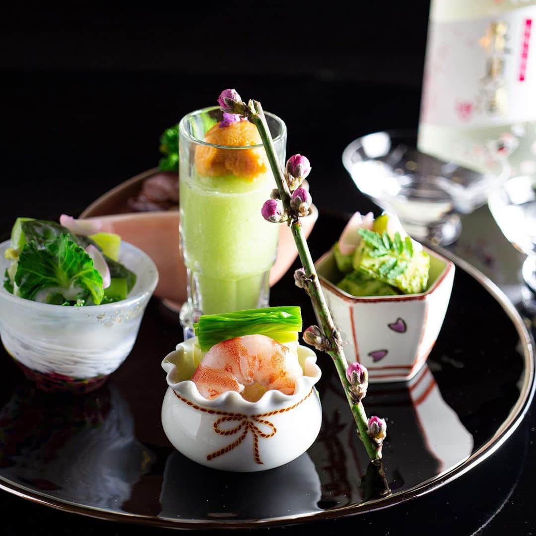 The Westin Osaka （ウェスティンホテル大阪）さんのインスタグラム写真 - (The Westin Osaka （ウェスティンホテル大阪）Instagram)「日本料理「はなの」では、 ちょうど桜の見頃となる 3 月27 日（金）・28 日（土）に、桜を盛り込んだ会席料理と日本酒をご用意致します。春ならではの酒菜からスタートし、和牛の桜葉塩釜焼き、桜鯛の子のパン粉揚げ、〆には桜鯛のお寿司など、旬と桜を織り交ぜました。 . . —————————————————⠀ #はなの #日本料理 #会席 #桜 #花見 #桜鯛 #桜肉  #夜桜 #夜桜会席⠀ ————————————————— Tag@westnosaka to share your image with us. ⠀⠀ #WestnOsaka  #ウェスティンホテル大阪」3月13日 12時17分 - westinosaka