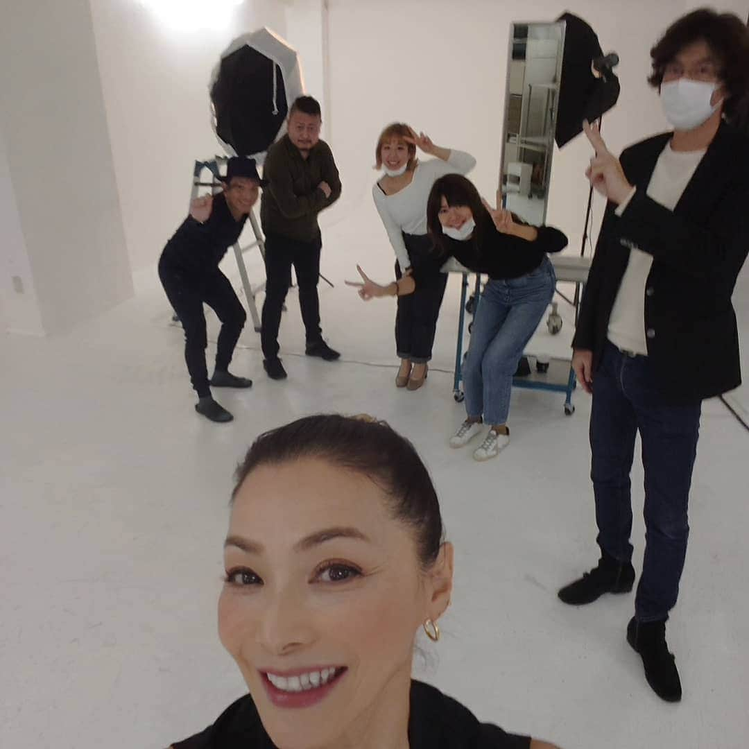 渡辺めぐみさんのインスタグラム写真 - (渡辺めぐみInstagram)「まだ、詳細はお伝え出来ませんが、本の撮影しましたよ😃⤴️⤴️⤴️ パワーハウスジム東京のパーソナルトレーナーの、フーミン(斉藤さん)と、メイクのマサオ君と楽しい撮影でした😊👍👍👍 今回は、後輩のこじらせハスキーの橋爪ちゃんと、モデルの至恩君も登場します😊⤴️⤴️⤴️ どんな本になるか、お楽しみに⤴️⤴️⤴️⤴️⤴️ 筋肉貯筋をしながら、痩せちゃう⁉️⁉️ ウフフ 情報解禁まで、待って下さいね😃❤️👍 スケッチャーズも、履きやすかった‼️ ウェアは、StyleBoatMarketです😊⤴️⤴️⤴️⤴️ レギンス、肌触りが良くデザインも可愛い❤️😍❤️ スタッフの皆さん、カット数が多く、長い時間お疲れ様でした😊👍👍👍 本の発売が、楽しみです😊⤴️⤴️⤴️ #老後にも役立ちます#筋トレ女子 #筋肉貯筋 #健康第一#毎日#楽しく#パワーハウスジム東京 #instagrammer #instagramjapan #instagram #Instagram #instagramgood #instagramlike」3月13日 12時09分 - meguheart