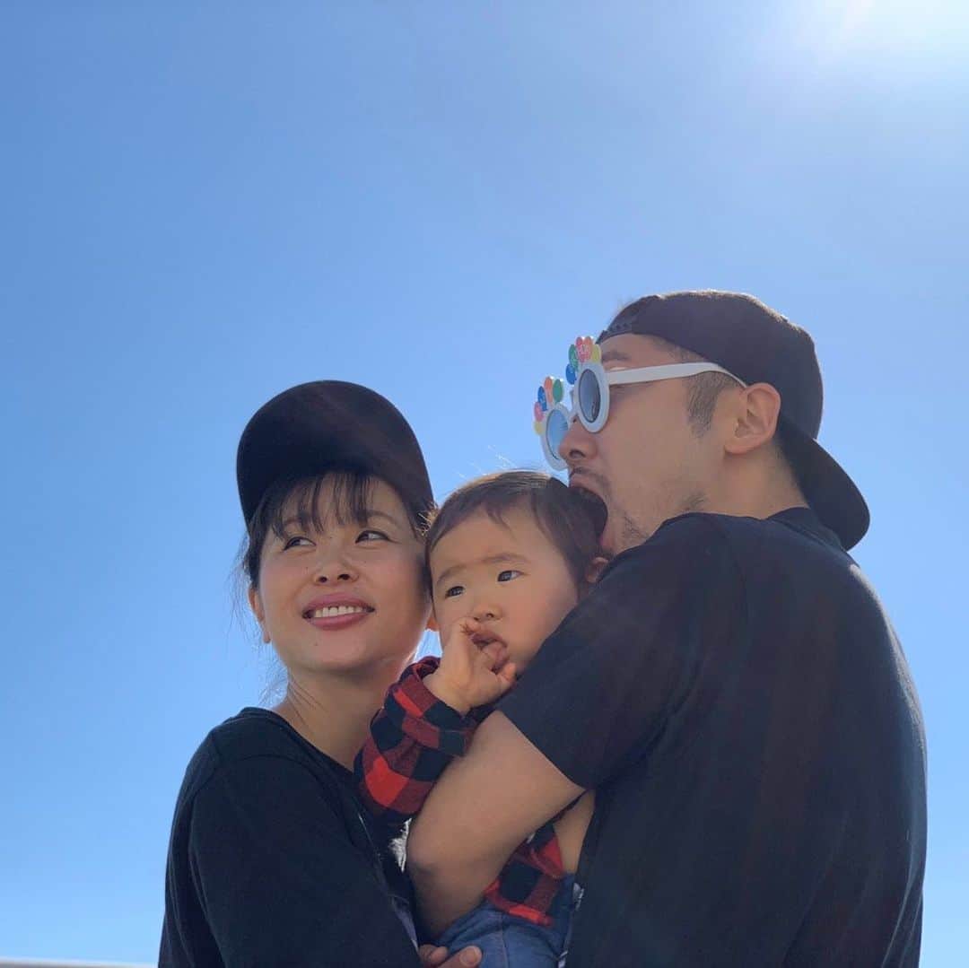 のインスタグラム：「ユウシン＆ママ、やっと元気になりました✌️👩‍👦‼️ ・ まだちょっと咳出るけど、復活✌️ 元気だと心も晴れ晴れ、幸せ❣️ ・ 子供からお母さんにうつって、そこから全員にうつって家族全滅😱…家庭内パンデミック‼️😱 もあるけど、 でもお父さんにだけうつらないパターンもあるらしい… 家庭内あるあるだそーです‼️ ・ ウチも、パパだけうつらず健康ですw ・ ・ #風邪 #家庭内パンデミック #健康第一 #それだけでいい #パパに感謝 #家族に感謝 #家族写真 #baby #boy #👶🏻 #happy #smile  #宝物 #mylove #iloveyou #愛してる」
