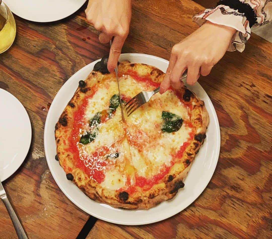 崎山一葉さんのインスタグラム写真 - (崎山一葉Instagram)「>>> 𝔹𝔸ℂ𝔸ℝ 𝕠𝕜𝕚𝕟𝕒𝕨𝕒... ・ ・ 日が経ちましたが、、 私の大好きなピザ屋さん🍕  私の周りにもバカールファンはとても多いです❣️ 皆さんに愛される理由が詰まっているお店だと思います。 ・ #okinawa #pizza  #バカール #love #gourmet #피자  #오키나와」3月13日 12時12分 - kazuha_sakiyama