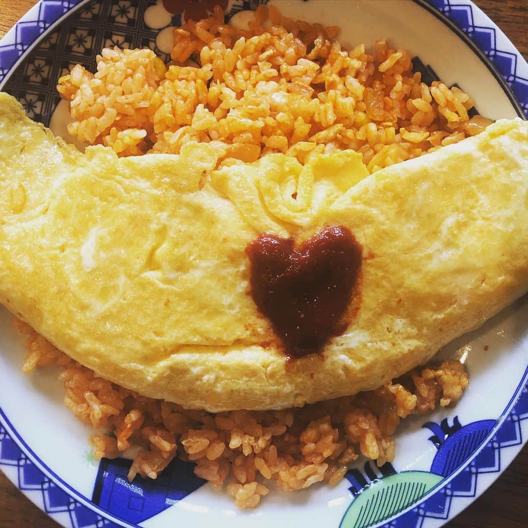 ひうらさとるのインスタグラム：「お昼ご飯は献立から在庫チェック、調理まで娘担当です。（片づけは作ってもらった方がする） ＃オムレツのせチキンライス」