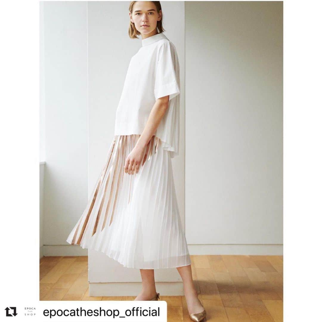 ニアーさんのインスタグラム写真 - (ニアーInstagram)「epoca the shop様で、箔プリントプリーツスカートをお取り扱いいただいています。  #Repost @epocatheshop_official with @make_repost ・・・ 【Sheer&Glow Spring 20】  新しいシーズンの到来を感じさせる、軽やかなアイテムが揃いました。 今年らしいシアー感とキラキラと光を反射する華やかさ。 トレンドをおさえつつもエレガントなムードをまとった春のスタイルをご紹介いたします。  BLOUSE #sacra ￥26,000+tax SKIRT#nearnippon ￥38,000+tax SHOES#status ￥23,000+tax  #epocatheshop #selectshop #fashion #styling #coordinate #newitem #feminine #simple #sheer #graw #piercedearrings #エポカザショップ #ファッション #セレクトショップ #コーディネート #新作 #フェミニン #シンプル」3月13日 12時30分 - near.nippon_press