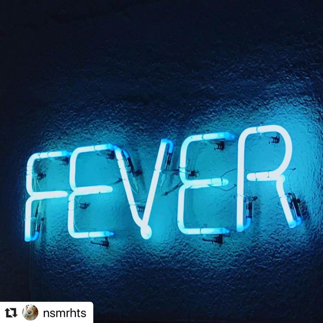 ツジトモタカのインスタグラム：「#Repost @nsmrhts with @make_repost ・・・ 「FEVER西村からのお願い」 皆様こんにちは。新代田FEVERの西村です。 目に見えない敵にヒリついているこの世界で、皆様にお願いがあります。  FEVERも延期、中止のライブが多くなっています。 そんな中でライブハウスの音を止めない為には？と考え、 協力してくれるバンドと、イケてるスタッフ一同とで YouTubeで4カメを駆使して配信中です。 これがまた素晴らしく…演奏者のテンション、スタッフのガッツ、その都度上がるクオリティ… 毎回心の涙が止まりません。  こんな状況はいつまで続くのか？誰にも分からない。 このまま売上も無く、お店が回らない状況では音も止まってしまう。 そこで、投げ銭、課金制などやり方は模索中ではありますが、 その1つとしてYouTubeの課金性システムの利用を考えています。 ただ、これが誰でも使えるということではなく、 ＊1000人以上のチャンネル登録数 ＊4000時間の再生回数 これをクリアしなければなりません。 このハードルをクリアする為に皆様にお願いしたいことがあります。 具体的には １，YouTube FEVERチャンネルの登録 ２，現在配信したライブの視聴 この２つをお願いしたいです。 下記、YouTube LIVE HOUSE FEVER Channelです。 https://www.youtube.com/user/LIVEHOUSEFEVER  このお願いがFEVERからのアカウントではなくなぜ西村個人のSNSでと思う方もいると思いますが、 やはりライブハウスは夢の詰まった場所であり、FEVERはカッコいいライブハウスであり続けたい、という気持ちがあり、まずは今までFEVERを支えてくれた皆様に自分が頭を下げたいと思った次第です。 とはいえ広げて頂きたいのでシェア歓迎、結果一般の方々まで広がっても嬉しい限りです。 現在残っているアーカイブ、是非ご覧ください。ライブの熱量、ガッチリ伝わってきます。  あと、デッカイことを言いますが、 もはやスタッフやFEVERを守らないと、という意識はもちろんありますが、 「新代田からライブハウスカルチャーを守るぞ、守る以上に攻めるぞ」 という意識の方がでかくなっています。 LIVEHOUSEの先輩の方々、若造が生意気言ってすいません。 でも、本気でそう思ってます。 FEVERなら出来るんじゃないか。 っつうか、出来る。  FEVERの決め台詞「新代田から世界へ、羽根木から宇宙へ」 このタイミングで変えます。 新しい決め台詞は 「新代田から宇宙へ、羽根木から未来へ」  皆様、頼らせて下さい。 皆様、頼って下さい。 西村が出来ること、なんでもやりますので。  何卒宜しくお願いします。  LIVE HOUSE FEVER代表 西村仁志  #新代田FEVER #livehousefever」