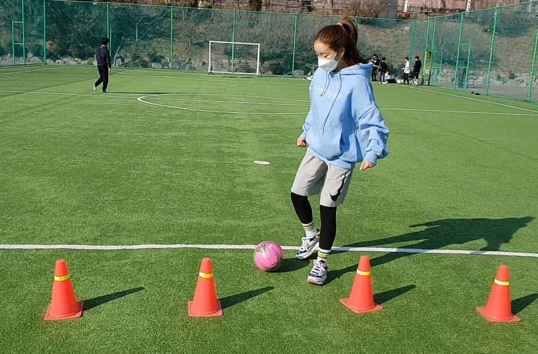 ムン・ジインのインスタグラム：「'공'을 참 좋아하는 여자랬더랬더랬죠.. 축구 농구 야구 탁구 당구 배구 볼링 테니스 배드민턴... 이세상 모든 공 놀이가 좋아요.. 헬스는 재미가 없어요.. '공' 이라면 잘할수있어요🎾 꼭 곧 상황이 나아지길 기도합니다 얼른 함께해요!! . #이제끼워줘남사친들아#족구 #소싯적피구왕통키였던#공심이#소공녀 #공밍아웃#볼밍아웃」