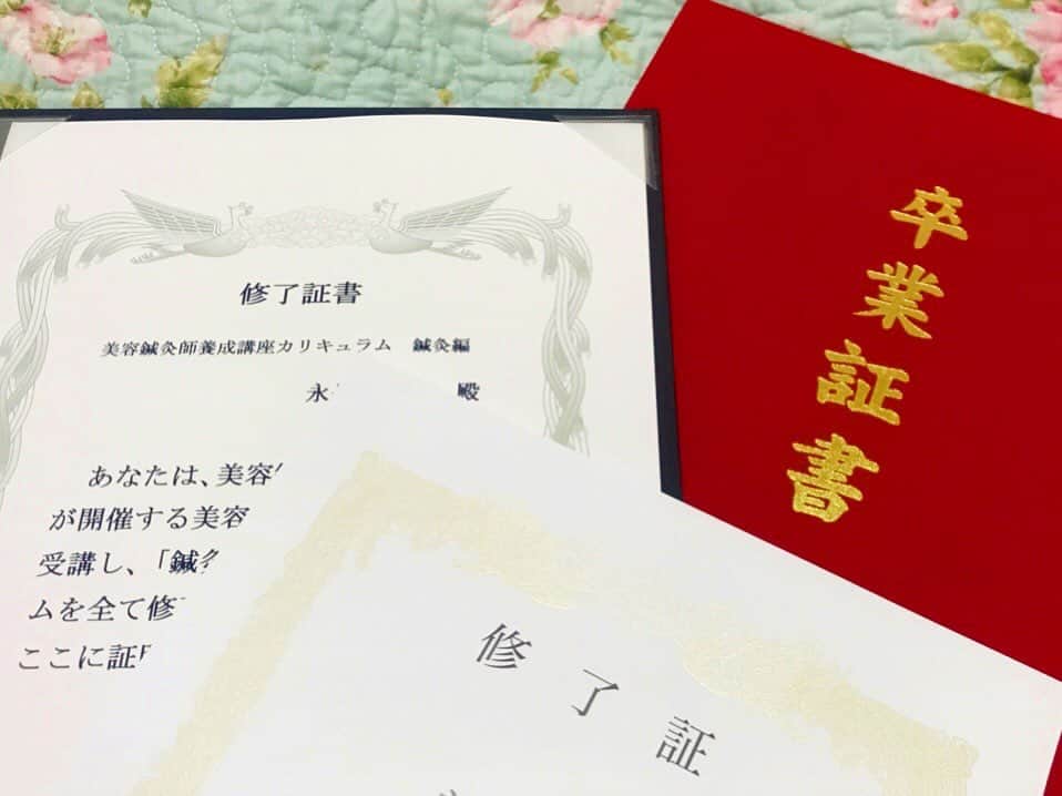 のインスタグラム：「卒業証書が届きました。 . 28歳で入学し、順調に行けば3年で卒業できるはずが 出席日数や試験日の関係で 4年もかかってしまいました。。。笑 . 学費は無事在学中に完納。 入学金や教科書などの初期費用は貯金から出し 初年度の授業料は国の教育ローンを利用、 2年目は授業料を払いつつ同時進行でローンを完済。 その後は写真集の報酬で無事、奨学金に頼ることなく全ての学費を完納できました。 . この出版不況の世にも関わらず たくさんの方が私の写真集を購入してくださって 重版出来、2作目、3作目と続けて出版できたので 臓器売買に頼ることなく学校に通うことができました。 皆様の応援あってこそです。 本当にありがとうございました。 . 最後の写真集は私からのお礼のようなものです。 どうぞお楽しみに。。。 . . . #修了証は美容鍼とトリガーポイントのもの #まだまだ学ぶことは多いです #精進します #学費のお話の件 #参考にならない例で恐縮ですが #大人になってからの勉強  #これから目指す方々への後押し #にはならないような気がしますが #より良いものになればと #ひとつの例としてしたためておきました　 #楽しみましょう #永」