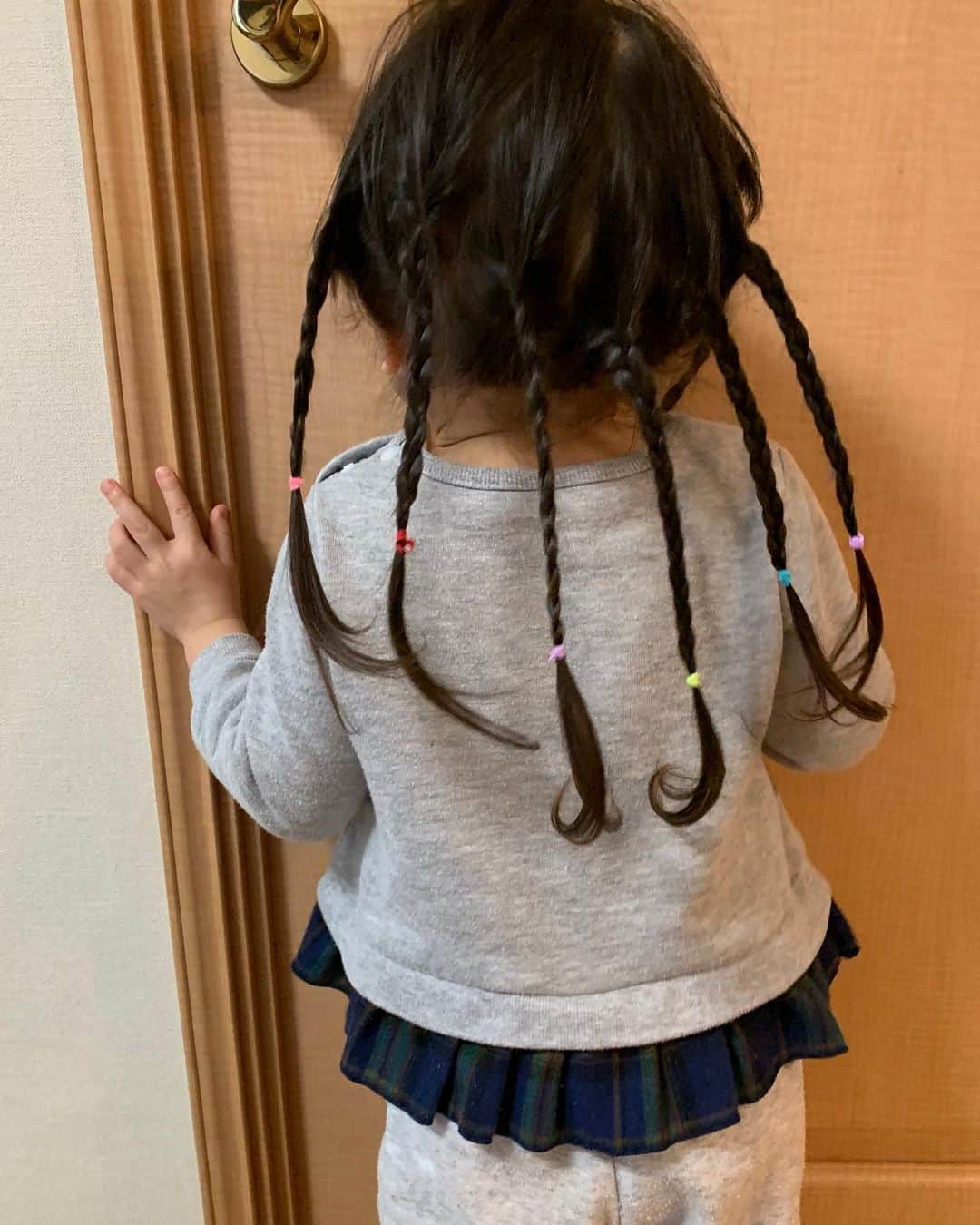 池辺愛さんのインスタグラム写真 - (池辺愛Instagram)「今朝は娘に 「ねぇ！おばけヘアーにして👻」と言われたので、考えて、ドレッドヘア気味にアレンジしてみました👍 できたよー！とこの写真を撮って娘に見せたら「わぁ😆😆😆」と笑ったあと、「ふつうのみつあみにして。」と冷静に言われました😨 ・ ちーん😭😭😭 ・ ・ ・ #3歳 #ヘアースタイル #おばけヘアー  #母の戦い」3月13日 13時00分 - aiikebe