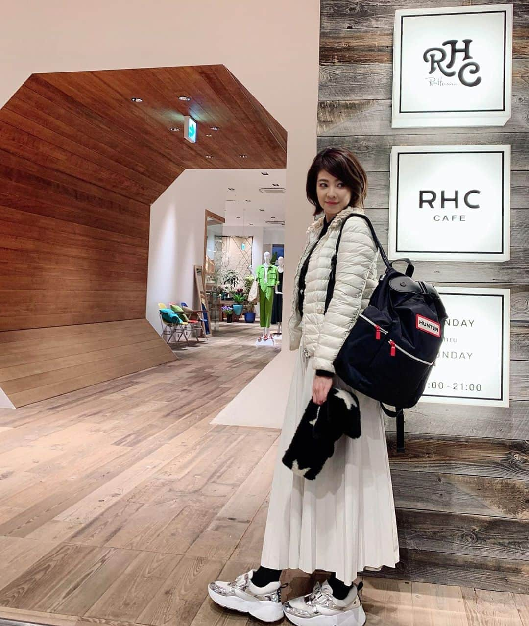 吉田玲奈さんのインスタグラム写真 - (吉田玲奈Instagram)「リュック楽だっ♫ #HUNTER #楽チン #リュックコーデ  #rhccafe  #ロンハーマンカフェ  #大事な打ち合わせ #マスク貰いました #感謝 ✪✪✪✪✪✪✪✪✪✪✪✪ ダウンコート #moncler  シャツ #zarawomen  プリーツスカート #erinrobe  スニーカー #emiliopucci リュック #HUNTER」3月13日 13時00分 - reina.yoshida.ciel.1218