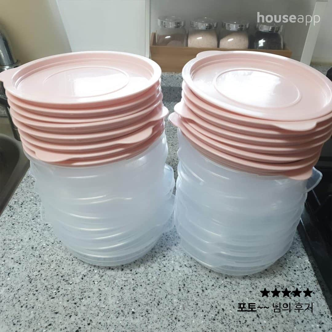 ingerliselilleさんのインスタグラム写真 - (ingerliselilleInstagram)「냉동밥 전자레인지 450ml 용기 8개가 5,900원에 무료배송🔥 . '한국'에서 생산한 이 제품을 정말 착한 가격에 공동구매 진행합니다. . 🛒구매는 사진 속 제품태그 터치 👆🏻 . 🛒@housegram_ 프로필 링크 또는 하우스앱에서 ‘심플쿡’ 검색하셔도 구매가능합니다 . ✔ 공구기간 : ~3월 19일까지 ✔ 국내생산제품 🇰🇷 ✔ 구성 : 8/16/24/36개 ✔ 사이즈 : 15.2*4cm (450ml) ✔ 컬러 : 아이보리 / 인디핑크 / 라이트그레이 . 너무 착한 가격에 구매할 수 있어서 의심된다고요? 누적판매 5000개를 돌파한 제품의 사용후기가 5점 만점에 4.8점!!! 만족도가 매우 높은 제품이랍니다. . 환경호르몬 걱정없는 인체에 무해한 BPA-FREE 안심제품으로 환경호르몬 걱정없이 사용 할 수 있어요.  반투명한 몸체용기가 내용물 확인을 더욱 손쉽게 해주고, 450ml의 대용량으로 낭낭합니다.  무엇보다 냉동밥의 경우 전자레인지 사용시 금방 한 밥처럼 느끼게 해주는 스팀홀 기능으로 밥맛을 더욱 업그레이드!! . 저가 중국산이 아닌 국내생산제품으로 제품력 또한 탁월 합니다 :) . 구성력, 가격 어느 하나 놓치지 않은 '냉동밥 전자레인지 용기'를 장만해보세요. 😊」3月13日 13時00分 - houseapp_official