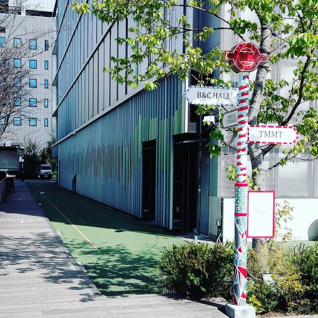 Warehouse TERRADA 寺田倉庫さんのインスタグラム写真 - (Warehouse TERRADA 寺田倉庫Instagram)「天王洲・ボードウォークとボンドストリートを繋ぐ『緑の道』。 壁一面に広がるこの模様、実はある有名な映画で使われた曲の音階を示しています。  左から順に音をイメージしながら口ずさんでいくと、パッと曲名が浮かび上がるかもしれません。  さりげなく通る道にもアートが隠れている天王洲。散策の際にぜひご注目ください。  #wallart #musicscore #art #寺田倉庫 #warehouseterrada #天王洲アイル #天王洲 #tennoz #ボードウォーク #ボンドストリート」3月13日 13時01分 - warehouse_terrada