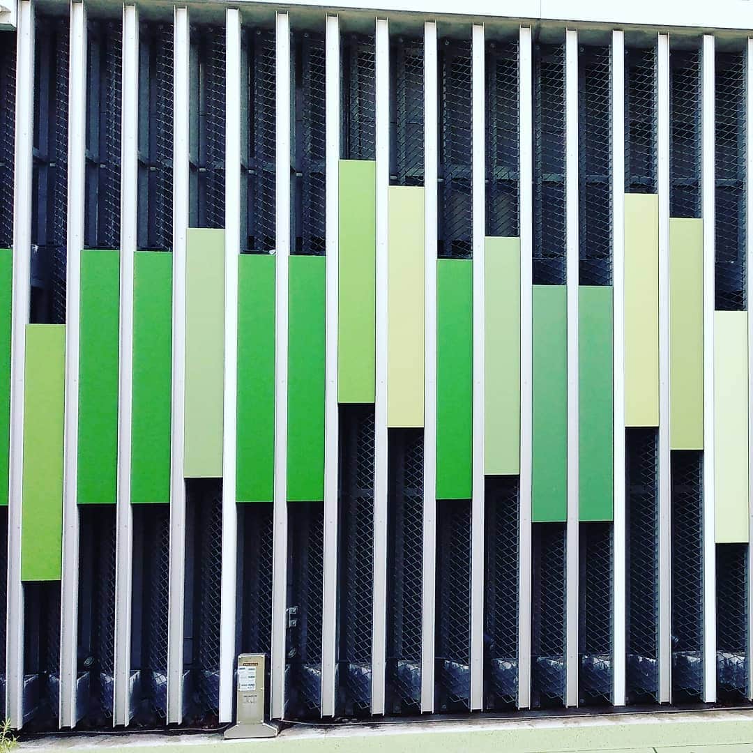 Warehouse TERRADA 寺田倉庫さんのインスタグラム写真 - (Warehouse TERRADA 寺田倉庫Instagram)「天王洲・ボードウォークとボンドストリートを繋ぐ『緑の道』。 壁一面に広がるこの模様、実はある有名な映画で使われた曲の音階を示しています。  左から順に音をイメージしながら口ずさんでいくと、パッと曲名が浮かび上がるかもしれません。  さりげなく通る道にもアートが隠れている天王洲。散策の際にぜひご注目ください。  #wallart #musicscore #art #寺田倉庫 #warehouseterrada #天王洲アイル #天王洲 #tennoz #ボードウォーク #ボンドストリート」3月13日 13時01分 - warehouse_terrada
