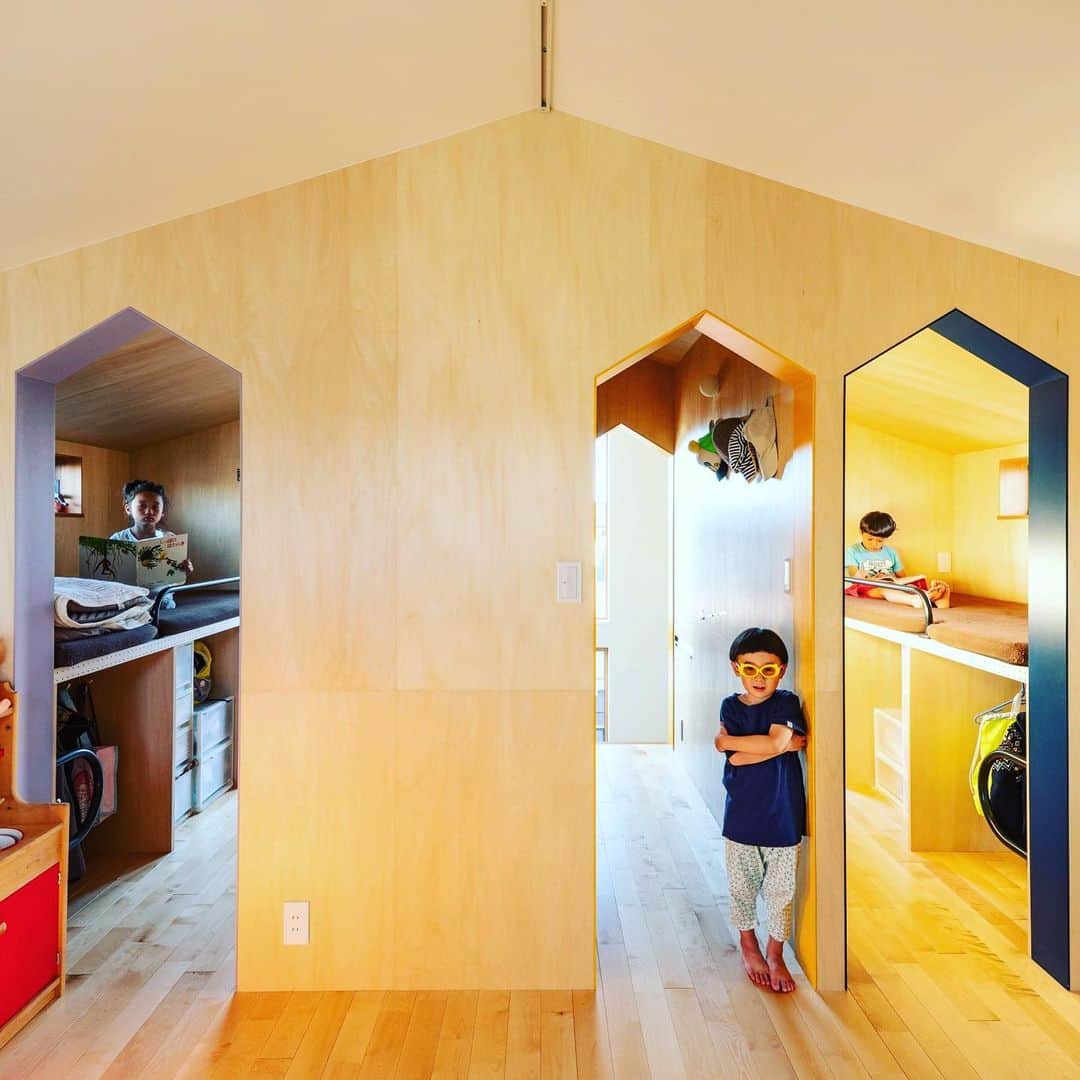 SUVACOさんのインスタグラム写真 - (SUVACOInstagram)「「玄関土間と外部が一体」で「食堂のようなキッチン」「キッチンから子どもたちとコミュニケーションが取れる」といった要望があったそう。 ﻿ 細かい説明は抜き！家族の笑顔をみれば大満足が一目瞭然、子供たちがうらやましいです。﻿ ﻿ designed byエキップ @equip_architects ﻿ ↓↓↓ この事例をもっと見るなら ↓↓↓ ﻿ https://suvaco.jp/project/h0Sb89FItO﻿ ﻿ #子供部屋インテリア #インナーガレージハウス #バルコニーライフ #いい家 #今日のいい家 #自分らしい家 #家づくりを楽しむ #施工例 #建築 #デザイン住宅 #architecture #archidaily #archilovers #houseportrait #renovation #株式会社エキップ﻿  # SUVACO #スバコ #SUVACO編集部 #注文住宅 #家づくり #建築家」3月13日 12時58分 - suvaco.jp