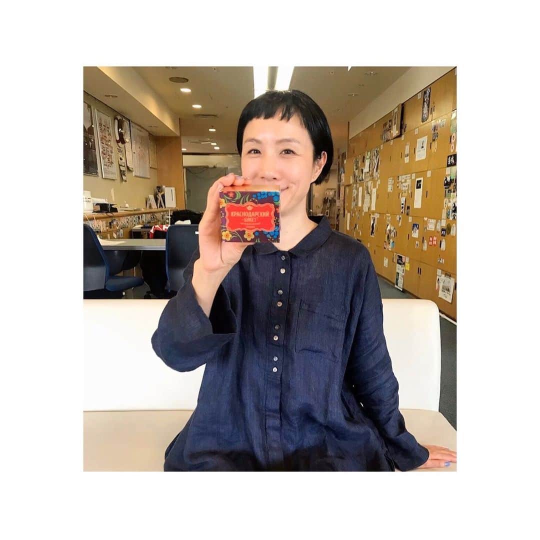 のインスタグラム：「kazumiちゃん(@kazumi0728)からいただいたウラジオストク土産の紅茶をhana金のティータイム・コーナーでいただきました！ロシア語なので何のフレイバーなのか誰も分からず。さっそくGoogle翻訳アプリで携帯を箱にかざすと小さく「ブラックベリー」と出ました。ベリー？？の味はまったくしませんでしたが、薄いウーロン茶のよう。中華、アジア系のお料理にも合いそう(๑>◡<๑)ありがとう、かずみちゃん！ #lovelyday847 #ティータイム #カロモン２号 #ウラジオストク土産 #ティーバッグはパリで購入」