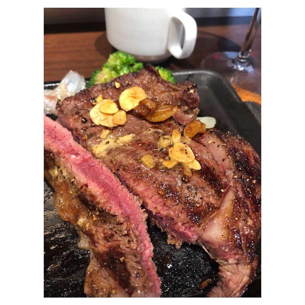 國分優香里さんのインスタグラム写真 - (國分優香里Instagram)「✩ 大好きないきなり！ステーキ様❤️ ✩ 今年もプラチナ特典の誕生日ステーキ、ご馳走様でした🤤🥩🍴 ✩ お昼からがっつり！！ 今日も一日がんばるぞーー💪💨 ✩ ✩ ✩ #いきなりステーキ  #プラチナ特典　#誕生日ステーキ無料 #国産リブロース　#スタミナつけてがんばるぞ　#家の前に欲しい　#でも最近は餃子ブーム　#チェンジブロッコリー　#チェンブロ🥦」3月13日 13時10分 - kokubun_yukari