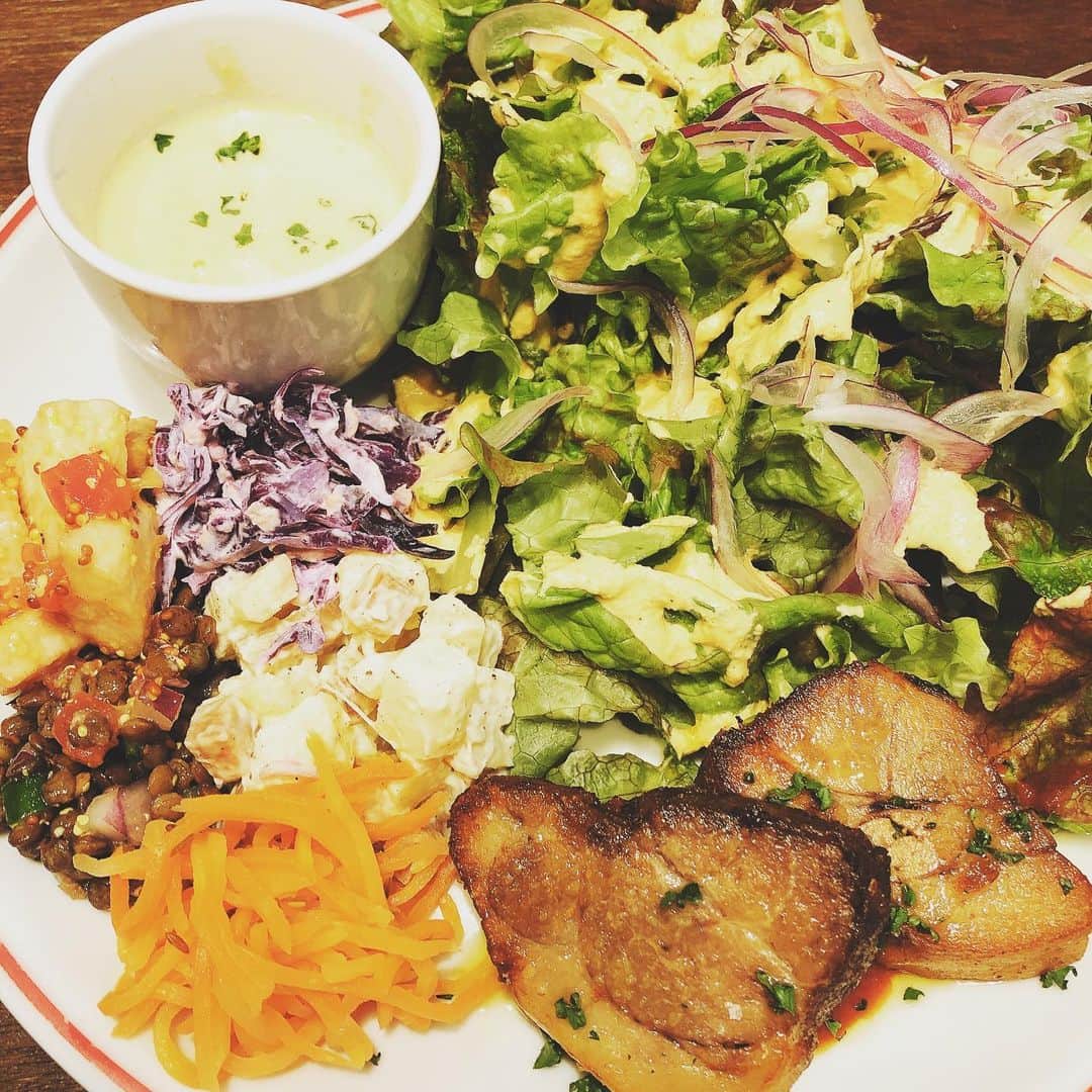 チャオナチュレ グランフロント大阪さんのインスタグラム写真 - (チャオナチュレ グランフロント大阪Instagram)「こんにちは、チャオナチュレです。🙂﻿ ﻿ サラダモリモリワンプレート🌳🌳﻿ 新玉ねぎのスープ乗せてます。おいしい。。。🥺🥺﻿ ﻿ ﻿ ﻿ 野菜いっぱい食べたい時にぜひ🥰﻿ ﻿ #チャオナチュレ#ciaonature﻿ #グランフロント大阪﻿ #instagoodfoodpics#instafood#foodie﻿ #foodpic#foodlover#ランチ#美味しいお店#ベジタブル」3月13日 13時20分 - ciaonature