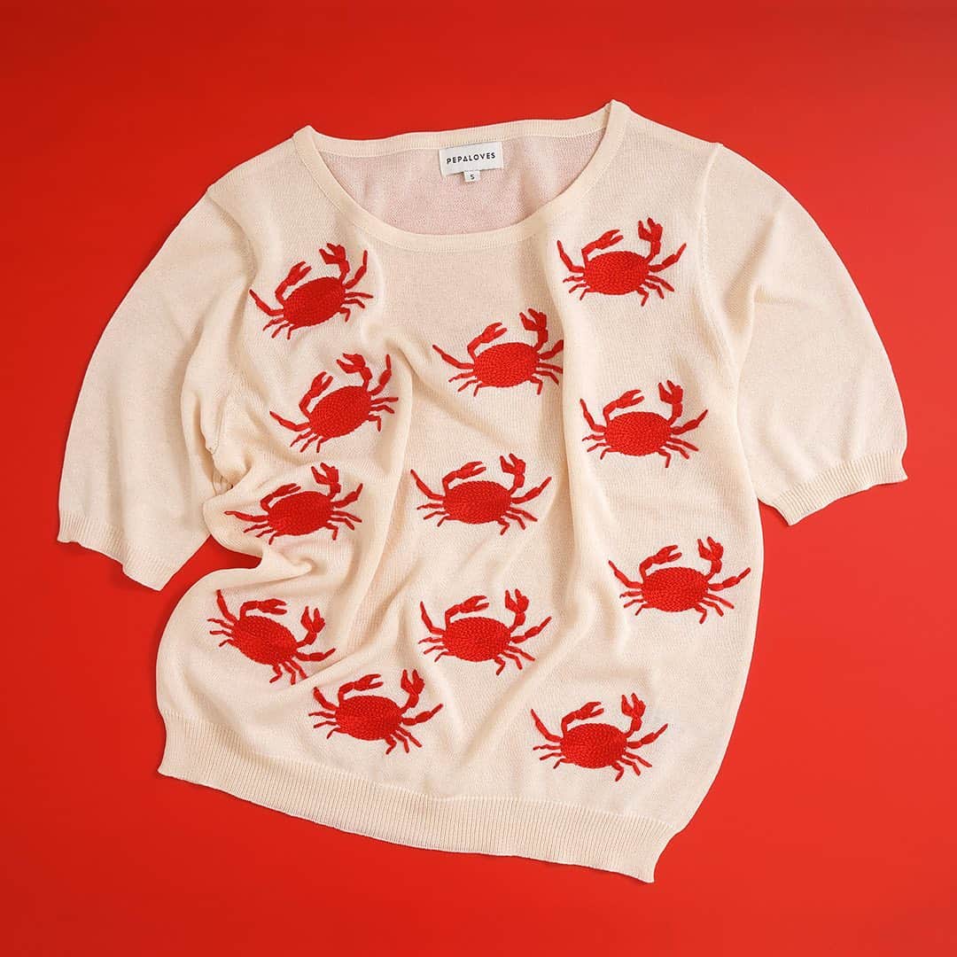 marbleSUD(マーブルシュッド) のインスタグラム：「刺繍のカニカニ🦀ニット。スペインのブランド『PEPALOVES』の新作がスペインから届きました。カニやフルーツなどユニークなモチーフ使いに注目です！」