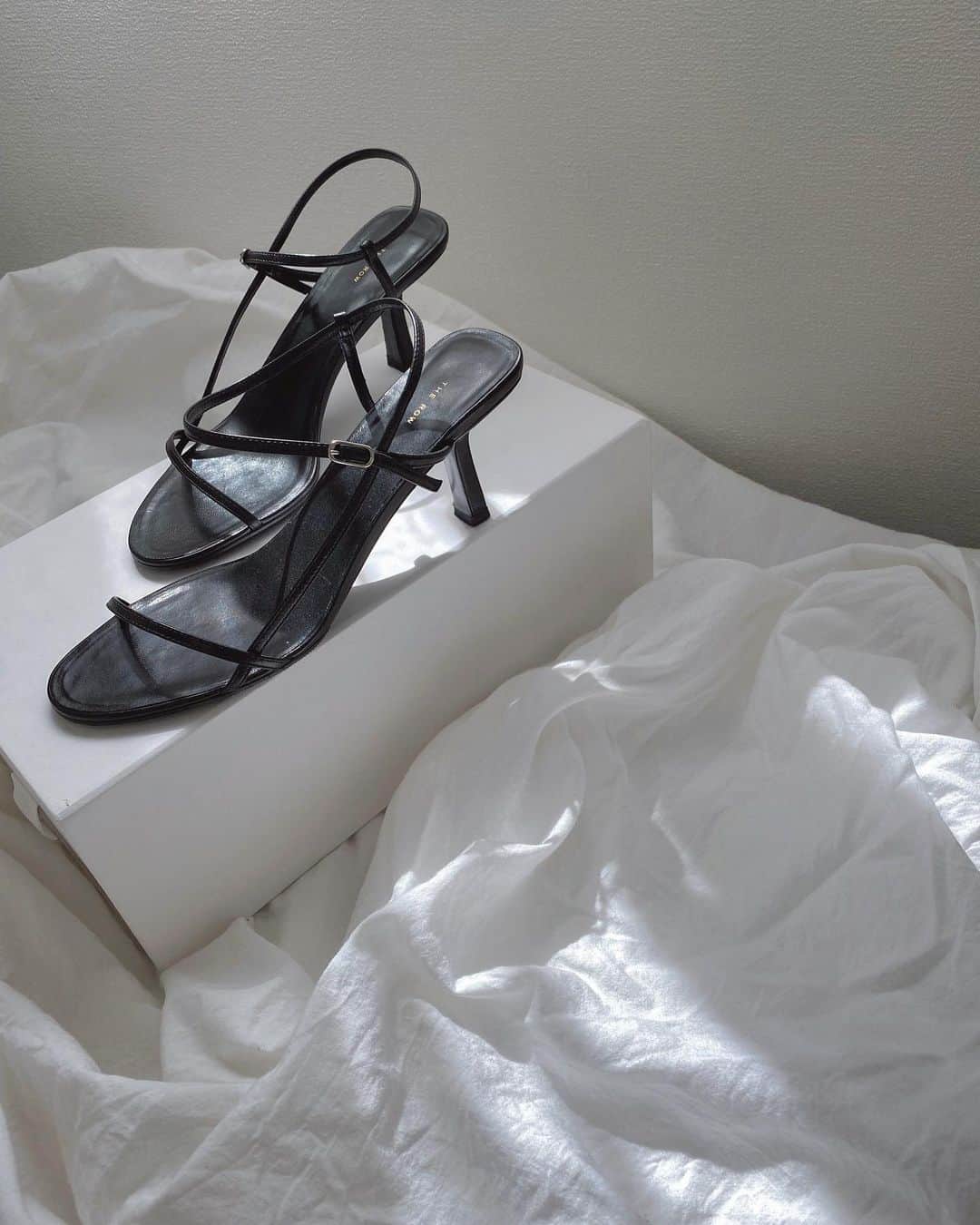丸林広奈さんのインスタグラム写真 - (丸林広奈Instagram)「ベビがいるからあまり出番ないかもしれないけど、、華奢靴好きな私にはたまらないフォルム🤍 高すぎないヒールも嬉しい🥺  #therow #sandals #ss20」3月13日 13時27分 - hironamarubayashi