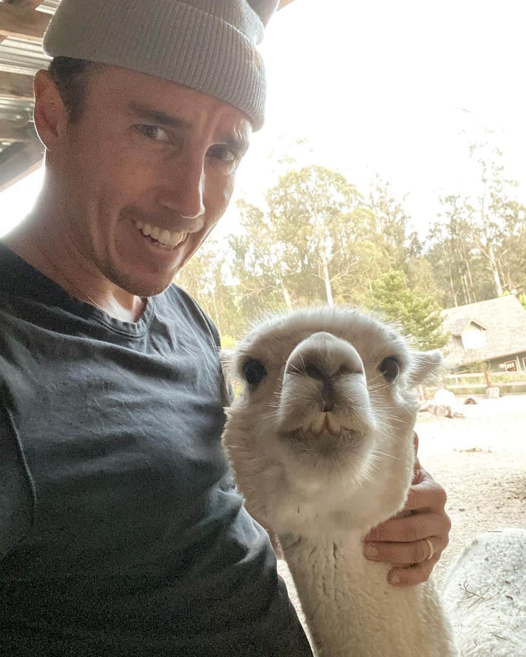 クリス・バーカードのインスタグラム：「Nothing like a world wide health crisis on your birthday to help you keep things in perspective. Looking back on my 33rd year, my life feels so incredibly full. Full of experiences, people, and animal friends that I have been lucky enough to share it with. Thanks to all of you who make my days brighter 🤙 here’s a deep dive through my camera roll of some of my favorite moments. . Especially the time I got stung on the lip by a bee while riding my bike 😂」