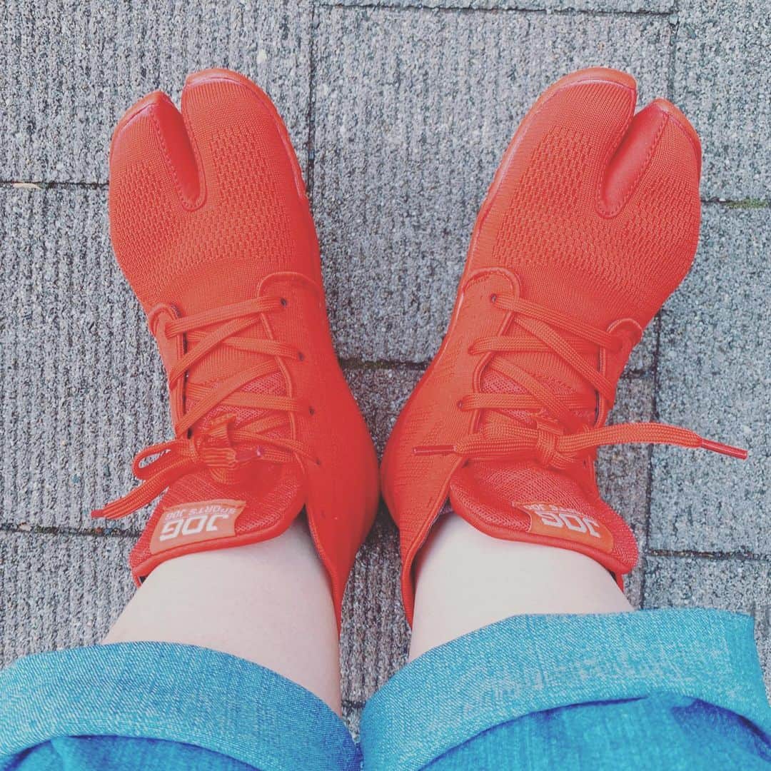 のインスタグラム：「これすっごく楽！  昨日、分厚くなった足の角質ケアに行って正直靴履くのめちゃくちゃ苦痛だったの。  気になり出したら止まらないし歩く時突っ張るし。  でもこのスリーエスさんで購入した靴履いたら歩きやすくて歩きやすくて！ トレーニングからの会議からのご飯からのそのまま職場まで来ちゃったんだがー！笑  ま、いーか🤗 帰りも歩いて帰れそう✨  詳しくは高橋トレーナーのInstagramに書いてありますので読んでください☺️ #ダイエット #diet #sss  #朝活 #ウォーキング #walking #靴 #スニーカー #sneakers #トレーニングシューズ #training #赤 #red #好き #元気が出る  #お花  #写真 #picture #お天気 #たまらん ！」