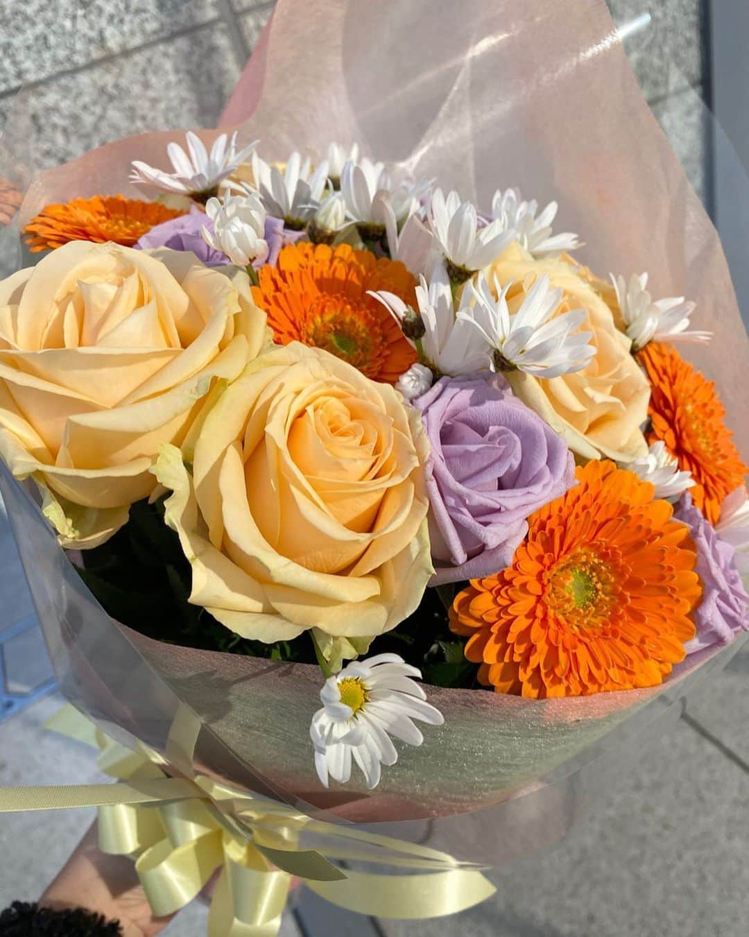 RIKAのインスタグラム：「大切な人のことを想って一本一本選ぶ花束💐 貰うのも大好きだけど、渡す人によって選ぶお花や色がまったく変わるから、贈る側も素敵な気分になるよね🐝」