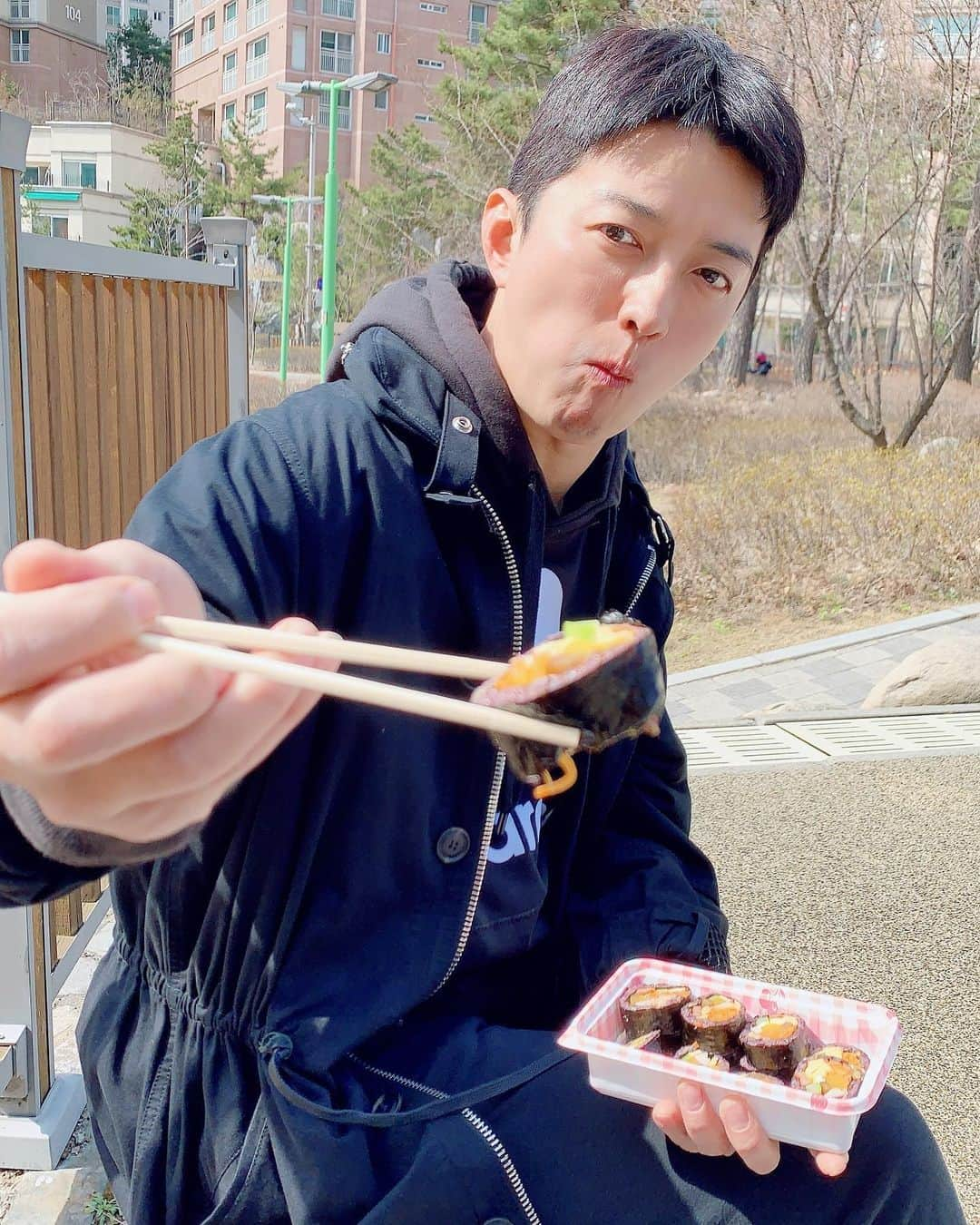 ソ・イヒョンさんのインスタグラム写真 - (ソ・イヒョンInstagram)「김밥싸서.... 아파트앞...ㅋㅋ🌈👨‍👩‍👧‍👧🥰🍱🍬🍭」3月13日 13時39分 - ssoyang84