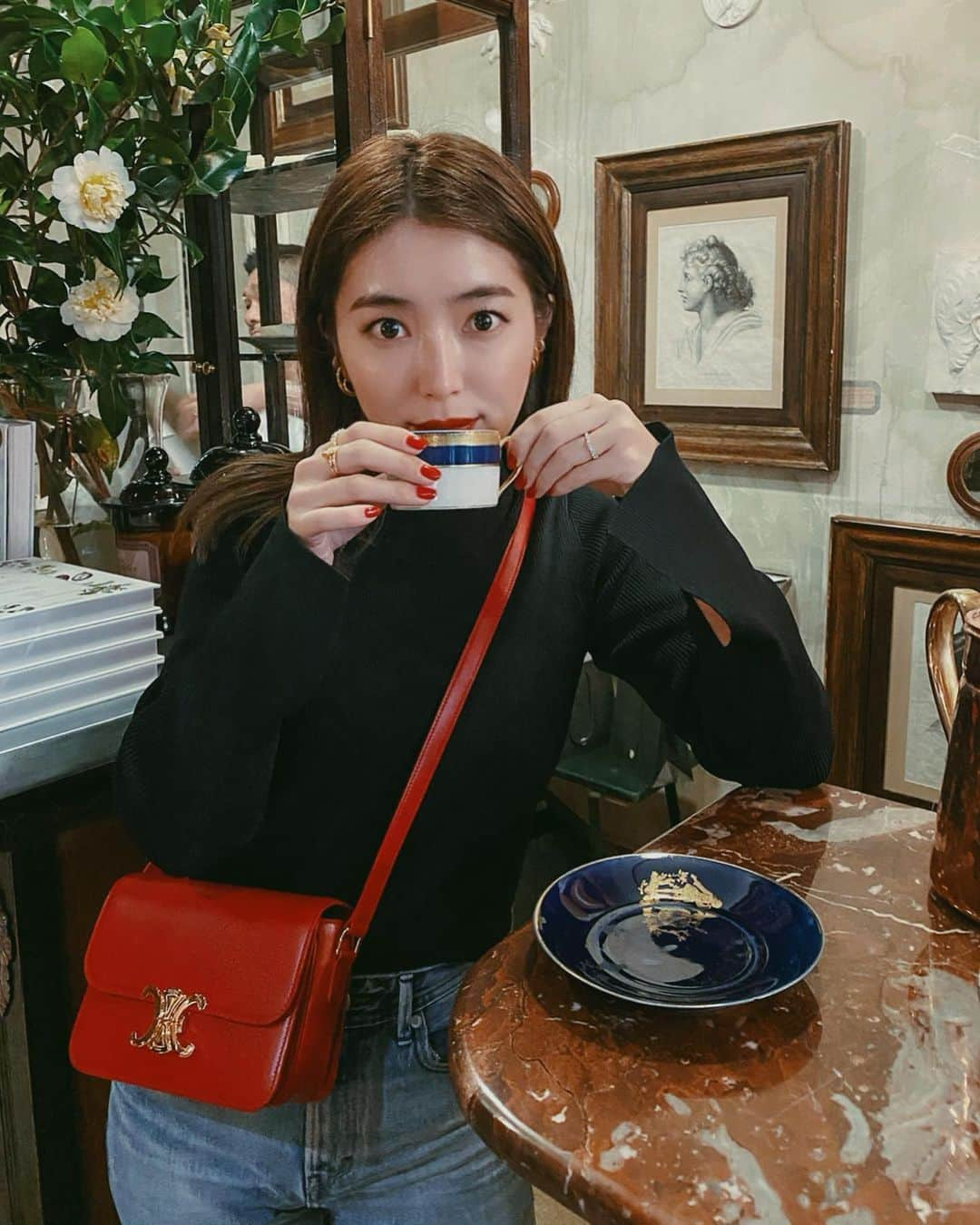 大口智恵美さんのインスタグラム写真 - (大口智恵美Instagram)「tea time☕️ ・ パリ旅の一コマ🇫🇷 マレのBulyでお買い物してお茶しました☺︎ お店の人のご好意で裏側のラッピングのお部屋もみせてもらったり🤍 母娘旅楽しかったな〜👩‍👧 #trip #memories #paris #instagood」3月13日 13時41分 - chemiiiii