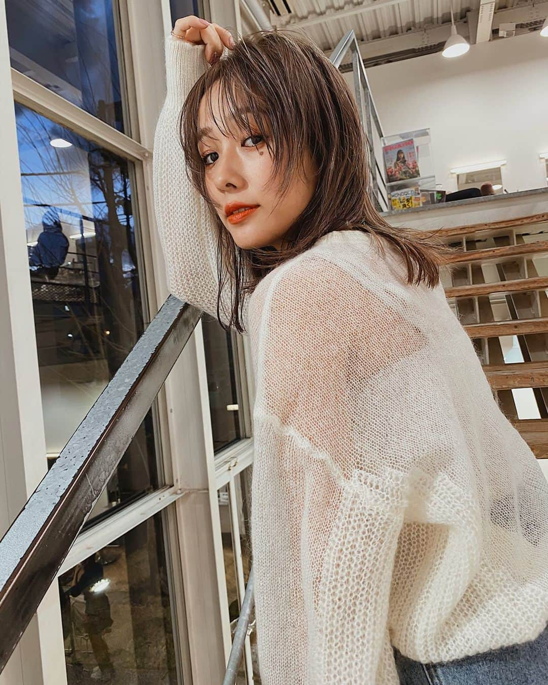 前田希美（まえのん）さんのインスタグラム写真 - (前田希美（まえのん）Instagram)「newhair♡ 過去1好きなカラーになりました。  #シアーブラウン (4枚目からＮＯフィルターです📸) 若干パープルが入ってて、 春hairめちゃくちゃお気に入り。  ウルフの部分も顔のバランスに合わせて 今回はすこし高さを出して 短めにカットしていただきました。 軽くなってセットも簡単に。  ブリーチしてから、色の入り方が 全然違くて、本当に感動してます。  ケアブリーチなので痛みづらく、  ケアもしっかりしたら、 ブリーチする前と変わらないくらいの 髪質¨̮ もっと早くにすれば良かったです。笑  伊藤さんいつもありがとうございます。  良かったら真似してね🧸  #shima #伊藤恵一 #春ヘアアレンジ  #シアーブラウン #春カラー #ソフトウルフ」3月13日 14時28分 - maeda_nozomi