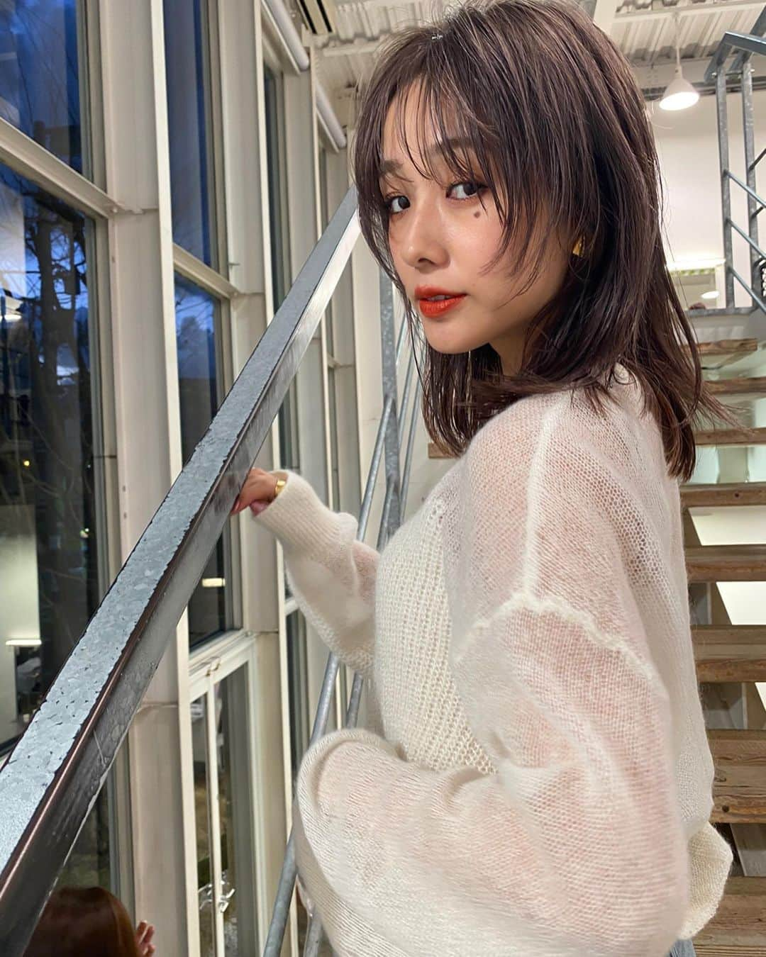 前田希美（まえのん）さんのインスタグラム写真 - (前田希美（まえのん）Instagram)「newhair♡ 過去1好きなカラーになりました。  #シアーブラウン (4枚目からＮＯフィルターです📸) 若干パープルが入ってて、 春hairめちゃくちゃお気に入り。  ウルフの部分も顔のバランスに合わせて 今回はすこし高さを出して 短めにカットしていただきました。 軽くなってセットも簡単に。  ブリーチしてから、色の入り方が 全然違くて、本当に感動してます。  ケアブリーチなので痛みづらく、  ケアもしっかりしたら、 ブリーチする前と変わらないくらいの 髪質¨̮ もっと早くにすれば良かったです。笑  伊藤さんいつもありがとうございます。  良かったら真似してね🧸  #shima #伊藤恵一 #春ヘアアレンジ  #シアーブラウン #春カラー #ソフトウルフ」3月13日 14時28分 - maeda_nozomi